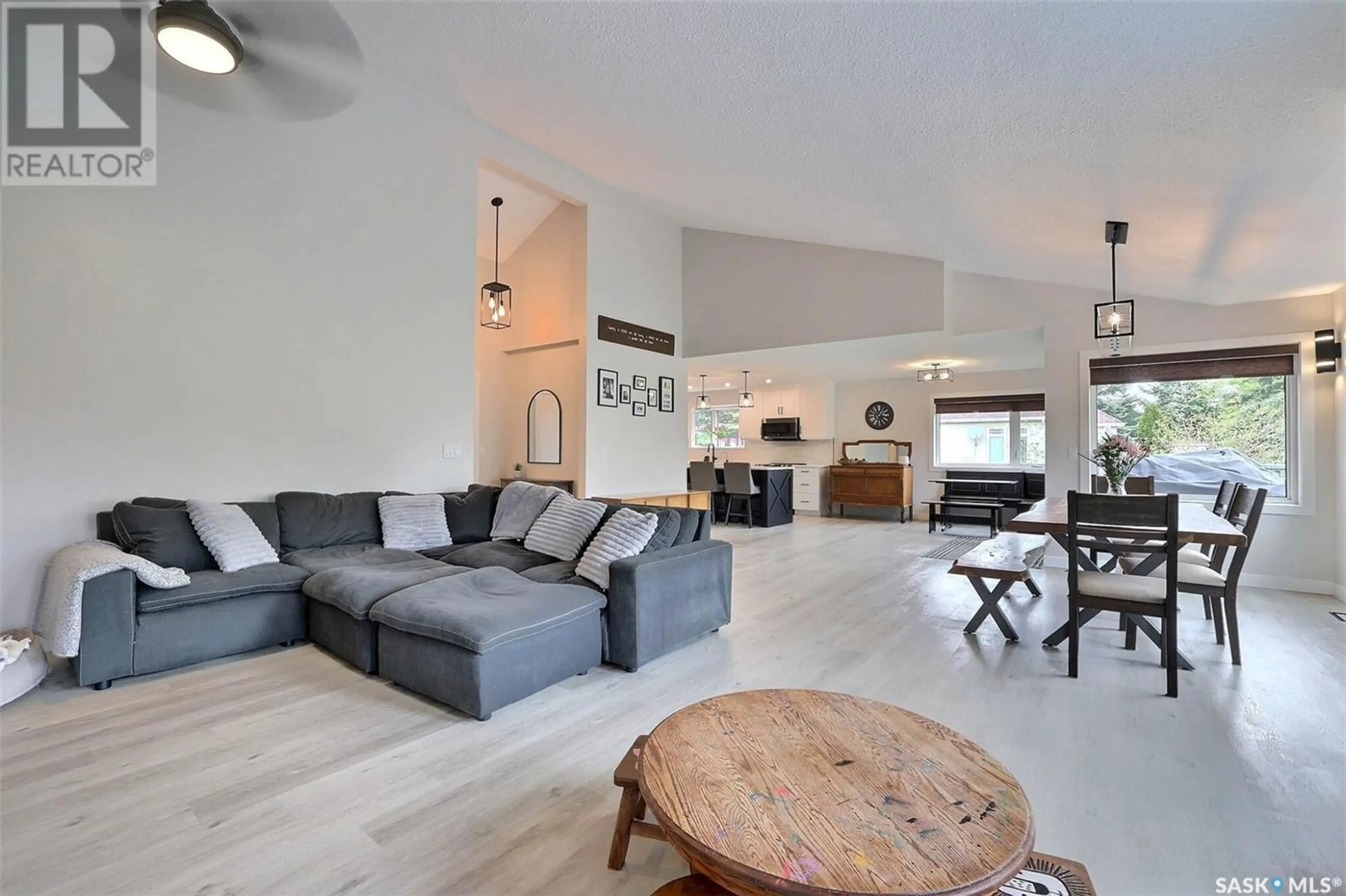 Living room with furniture, unknown for 6 PALMER CRESCENT, Edenwold Rm No. 158 Saskatchewan S4L1A3