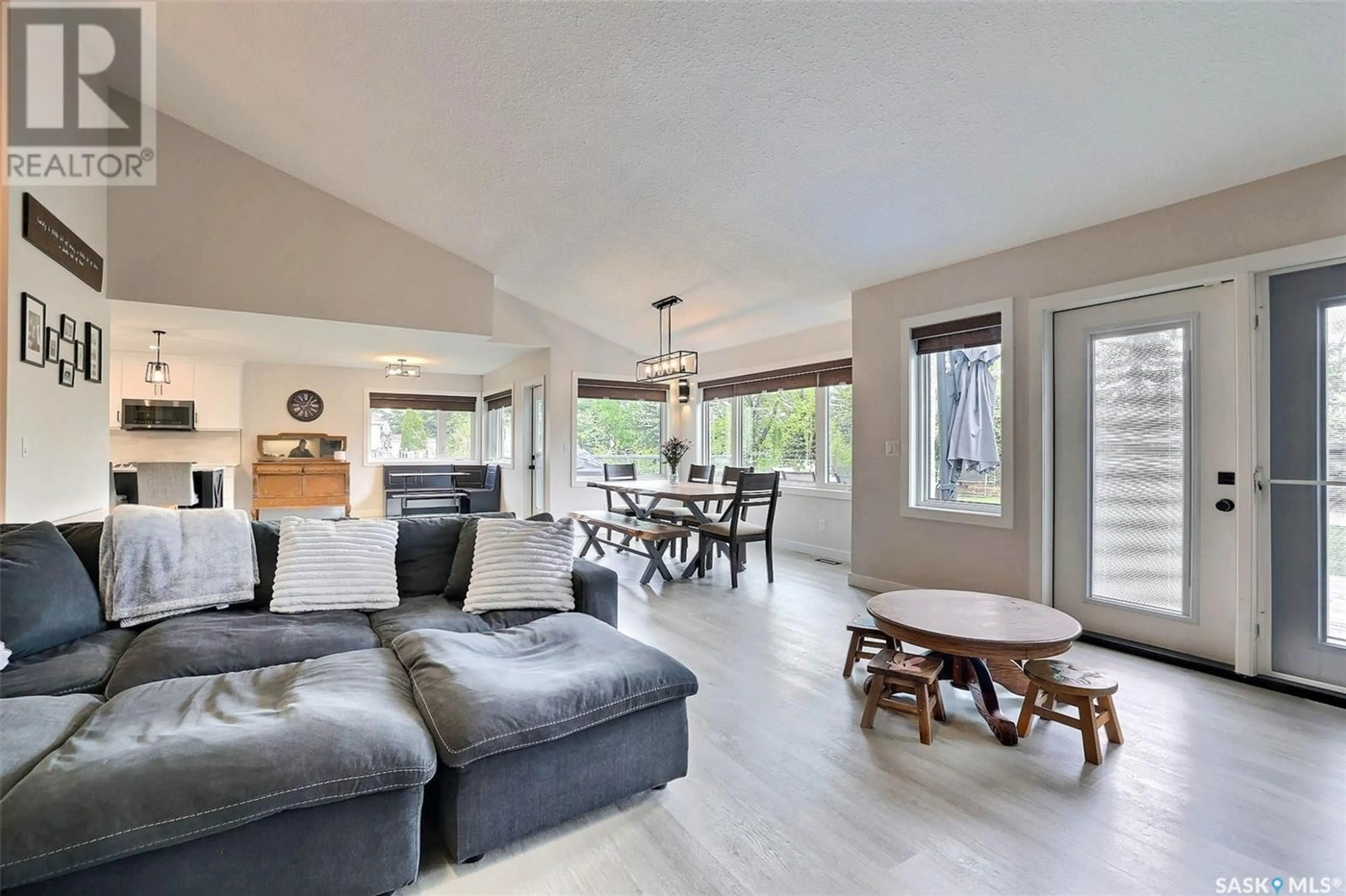 Living room with furniture, unknown for 6 PALMER CRESCENT, Edenwold Rm No. 158 Saskatchewan S4L1A3