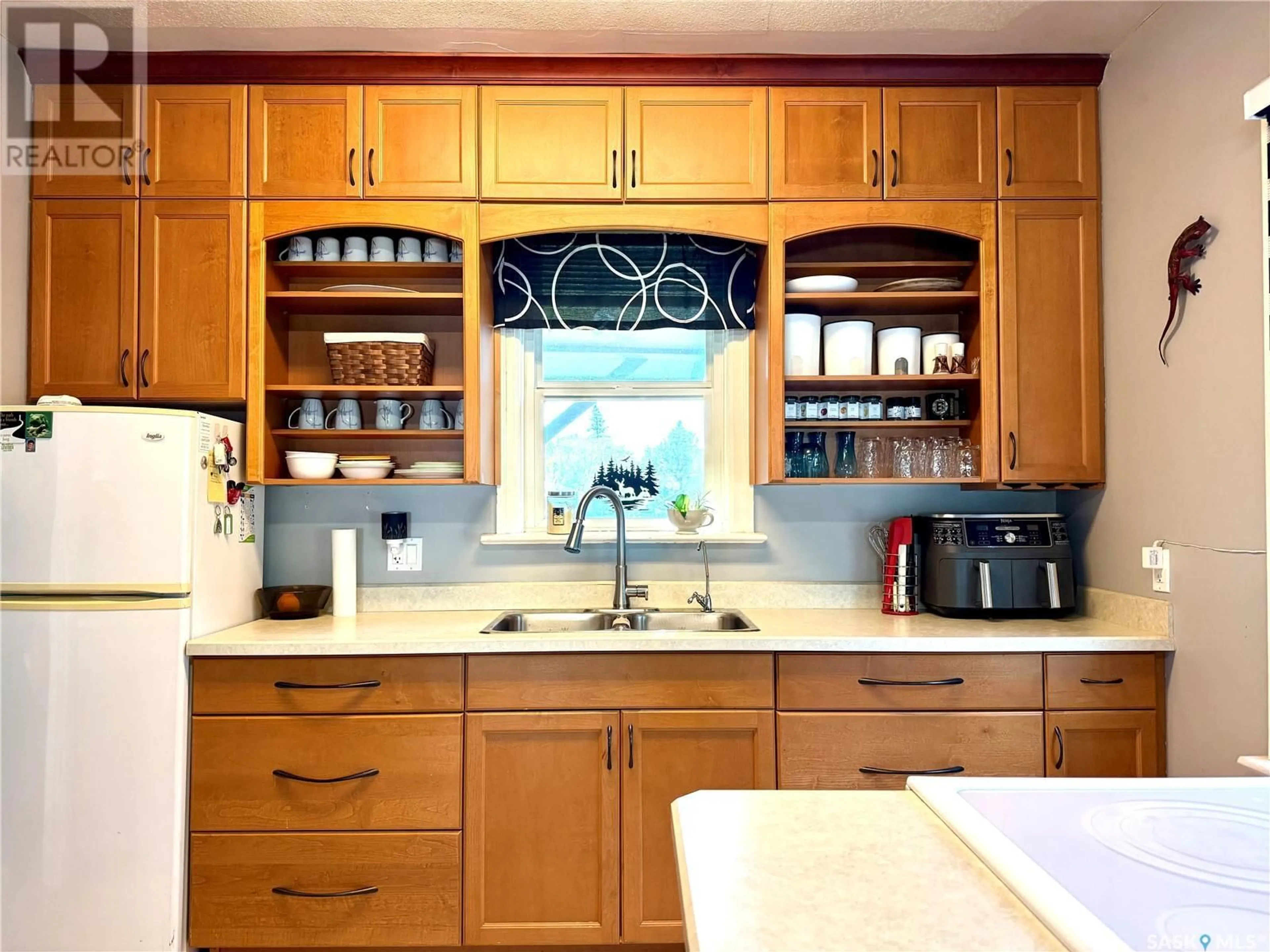 Contemporary kitchen, unknown for 43 LAURIER AVENUE, Yorkton Saskatchewan S3N1T8