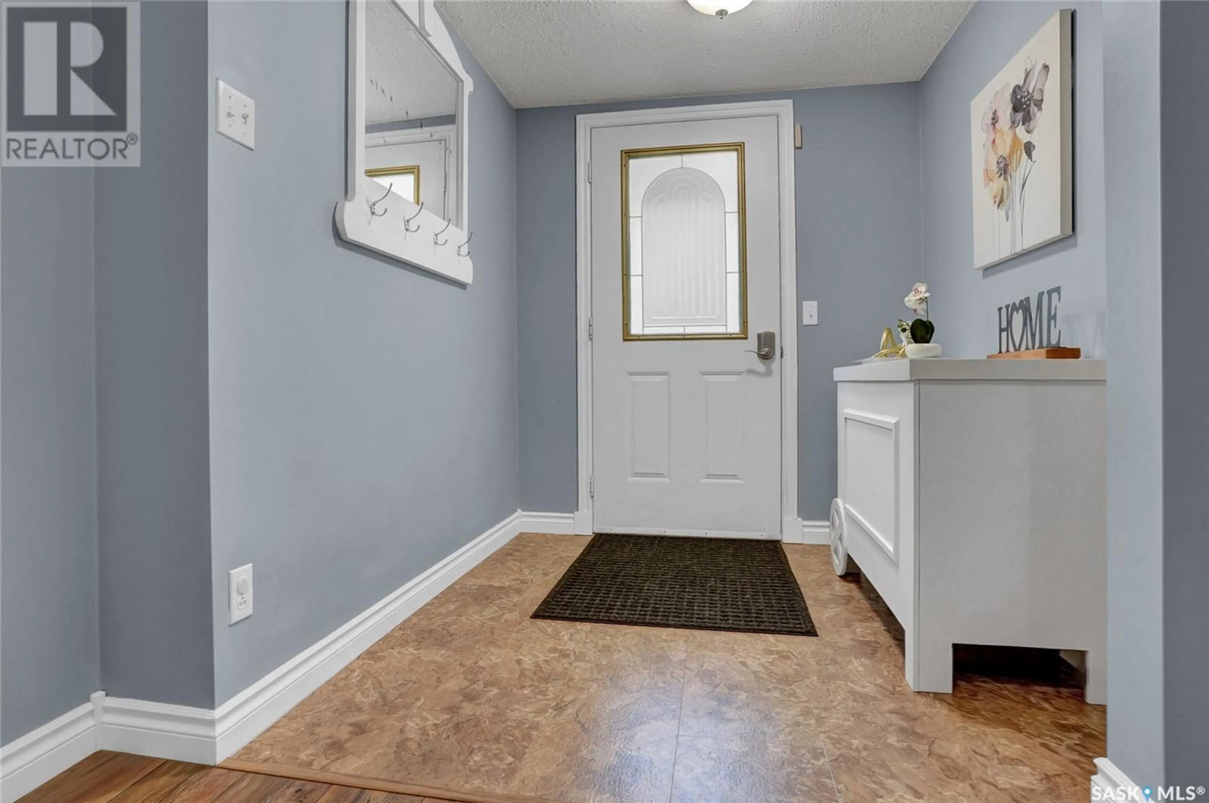 Indoor entryway for 882 CONNAUGHT AVENUE, Moose Jaw Saskatchewan S6H4B3