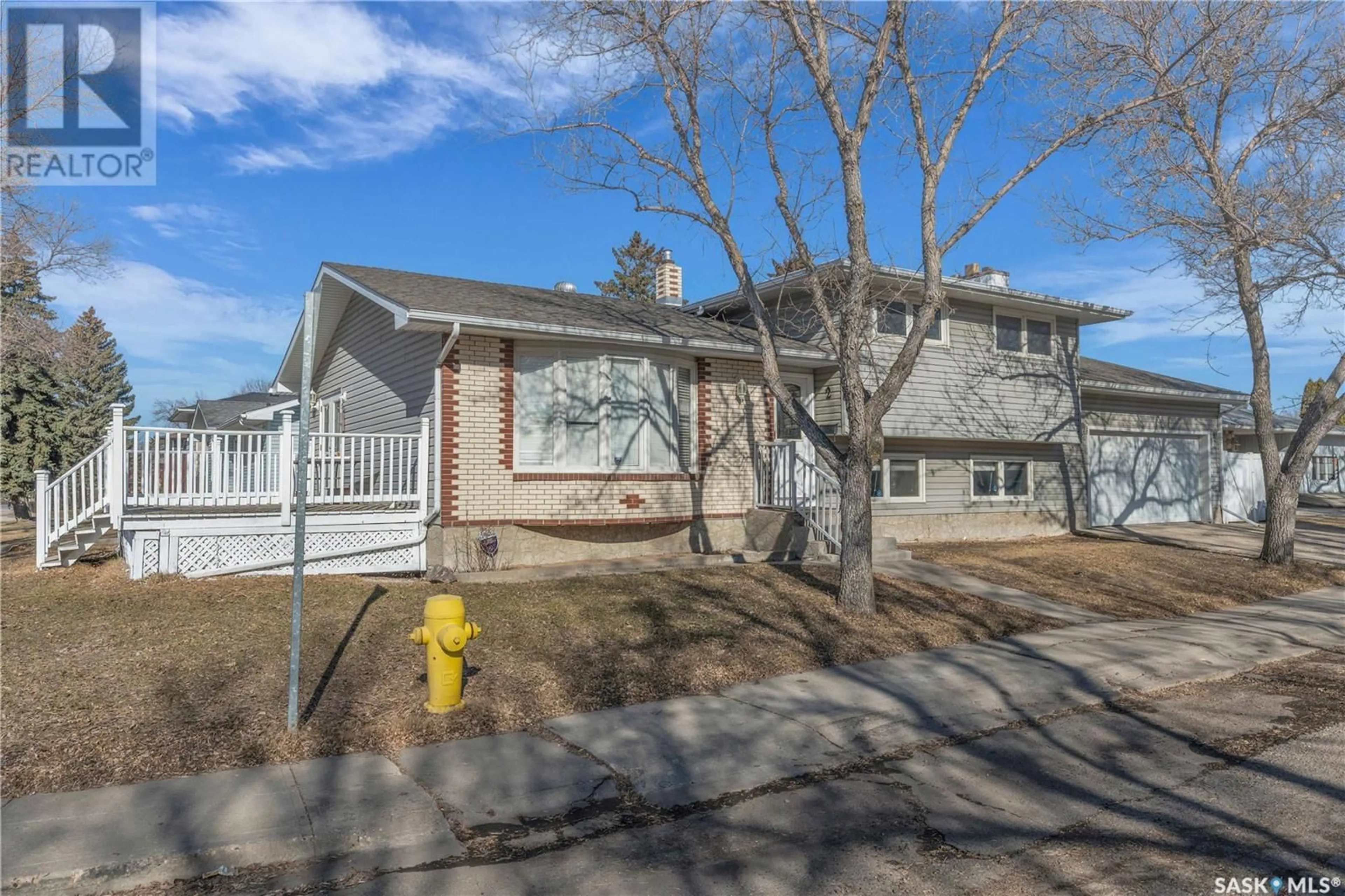 Home with vinyl exterior material, street for 2 LLOYD BAY, Regina Saskatchewan S4R5T6