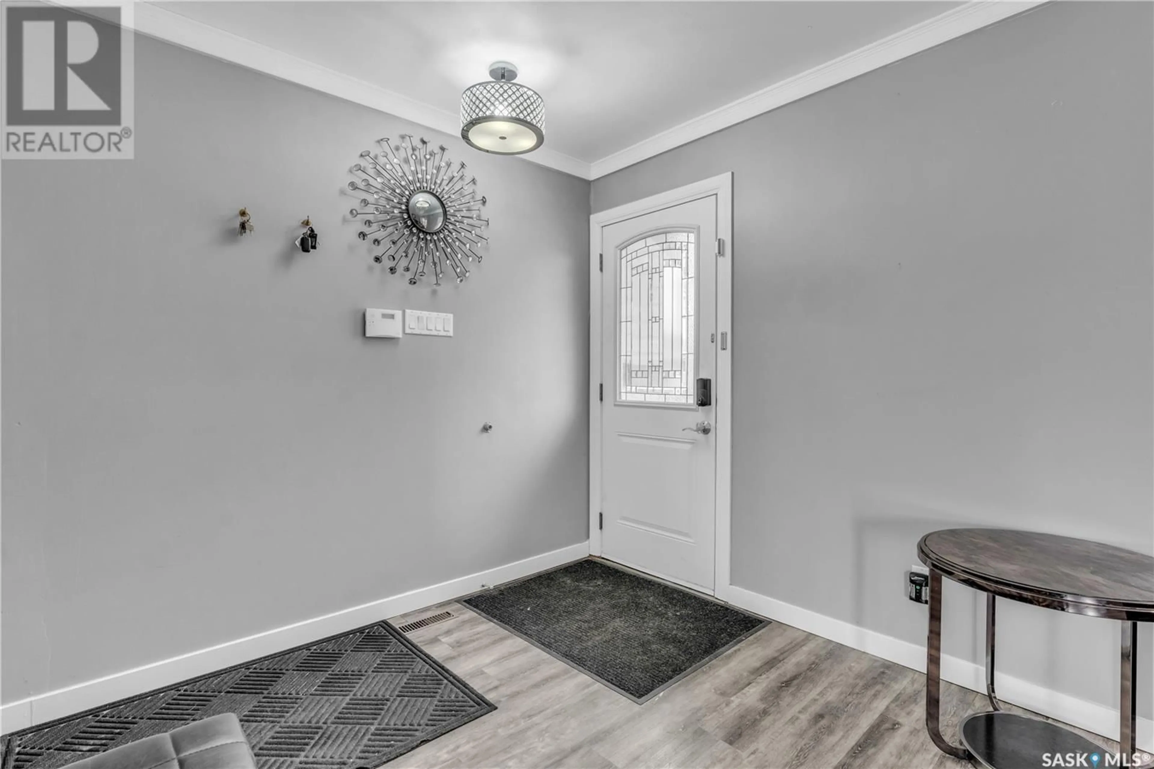 Indoor entryway for 2 LLOYD BAY, Regina Saskatchewan S4R5T6