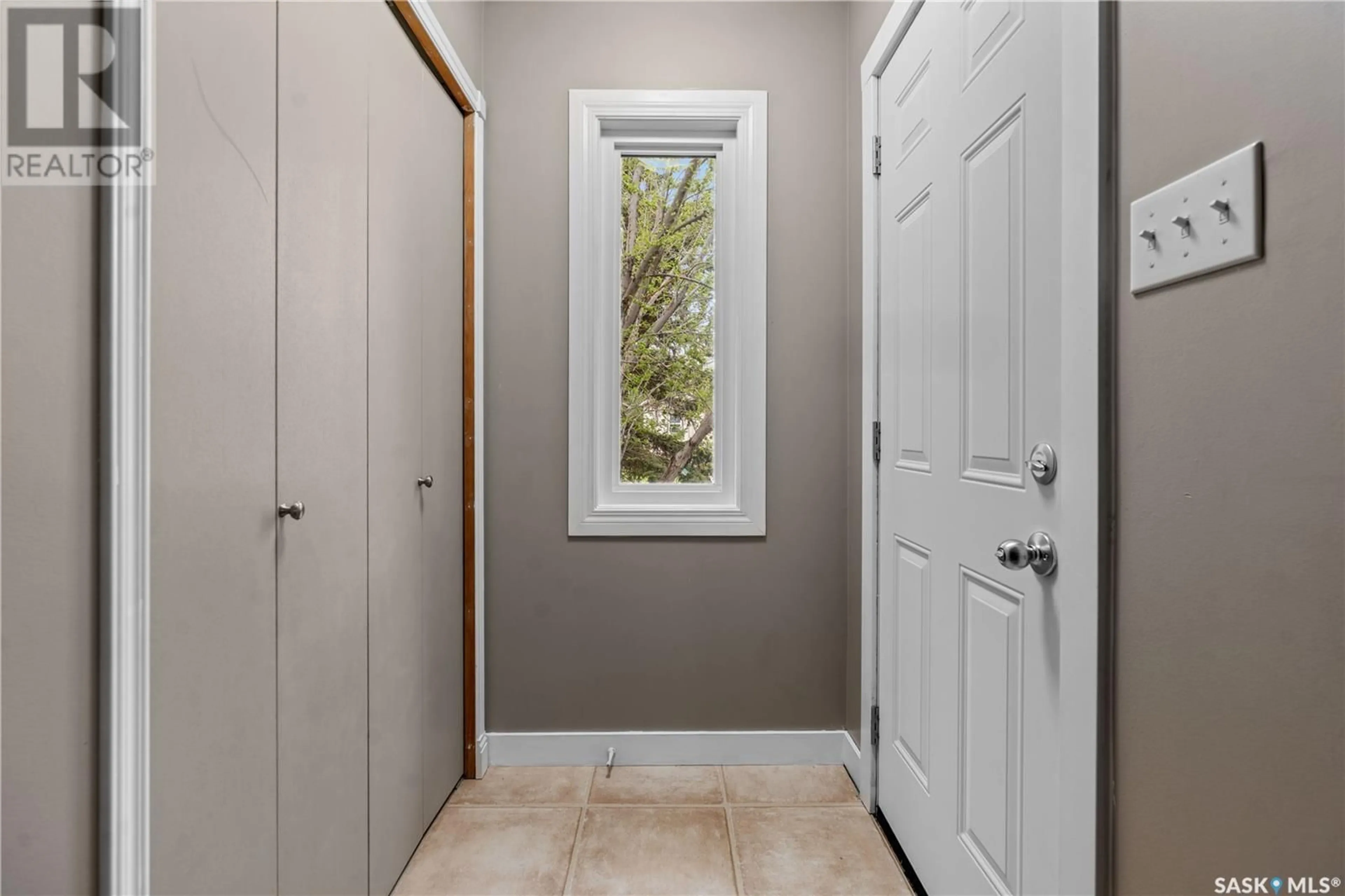 Indoor entryway for 2304 REYNOLDS STREET, Regina Saskatchewan S4N3N5