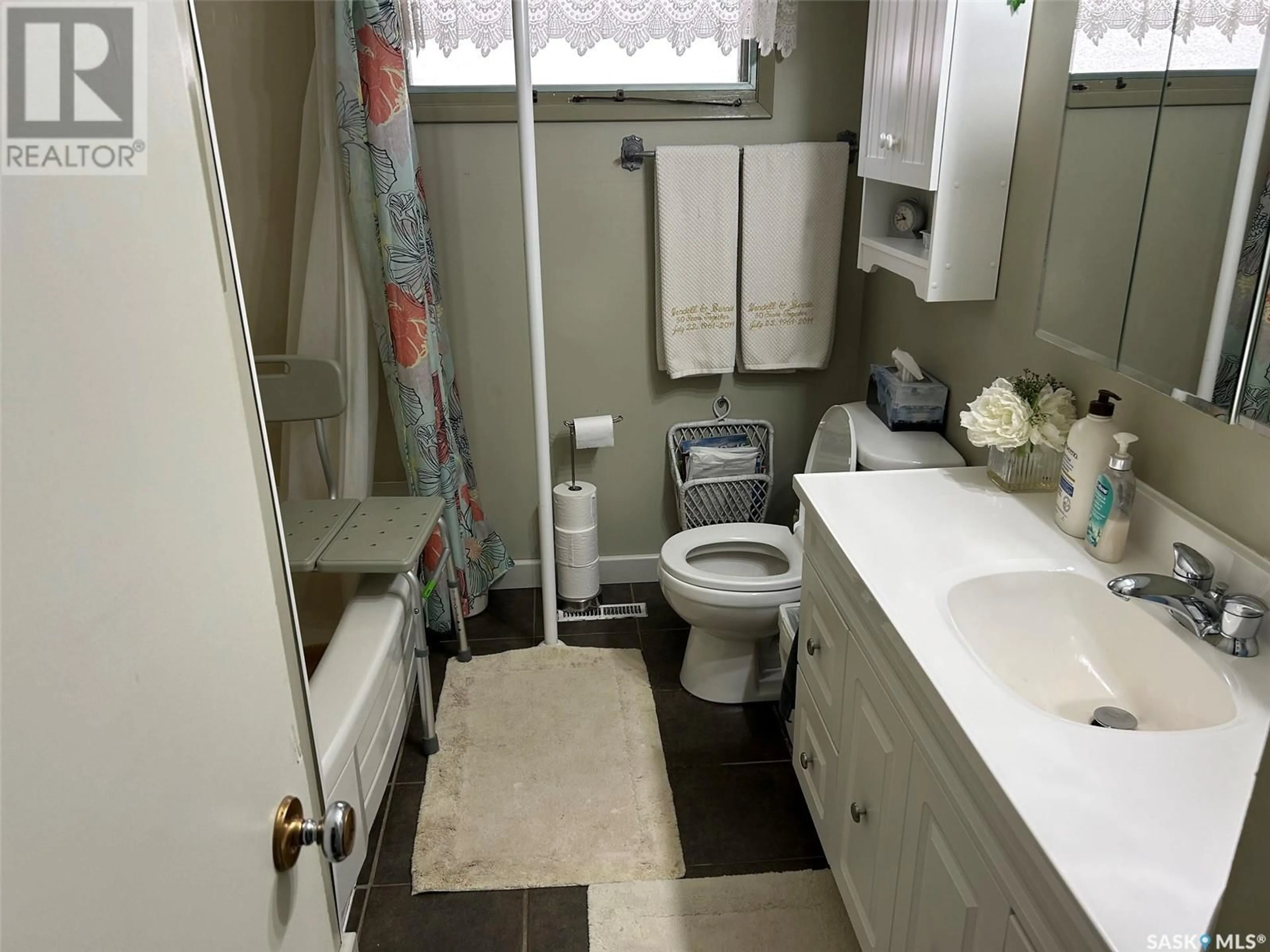 Standard bathroom, unknown for 8916 17TH AVENUE, North Battleford Saskatchewan S9A2T9