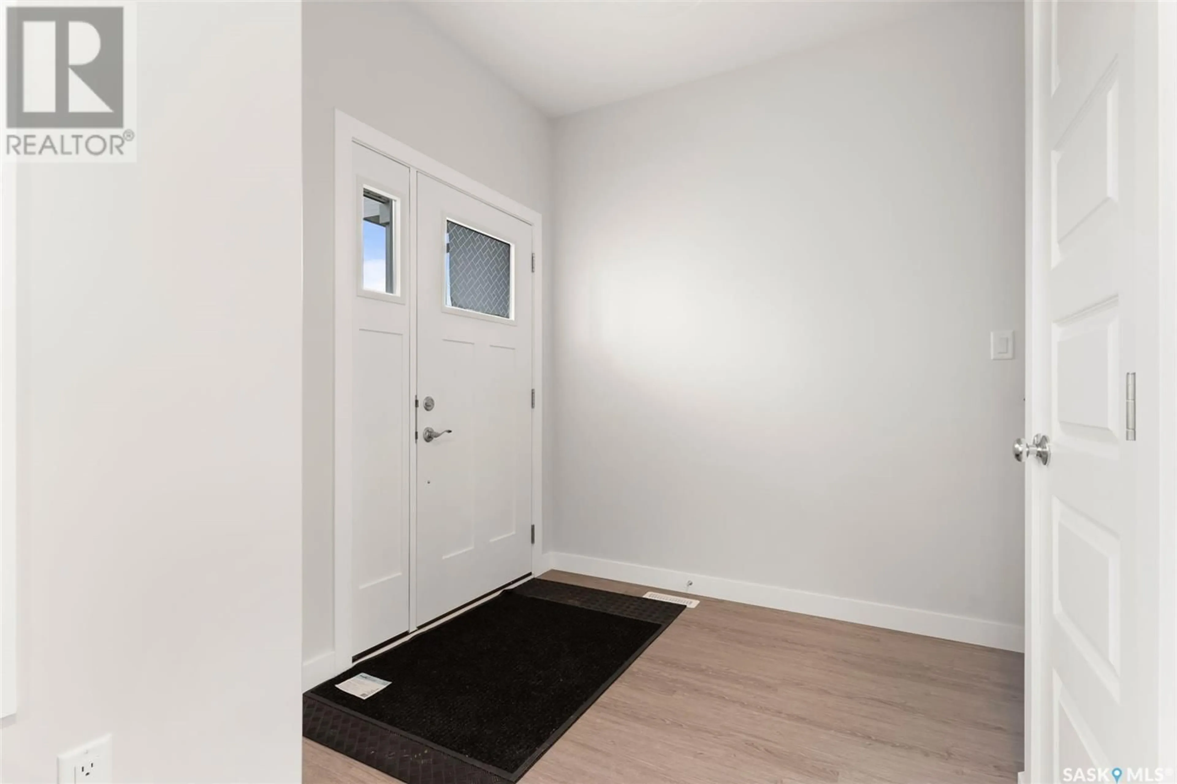 Indoor entryway for 5124 BUCKINGHAM DRIVE, Regina Saskatchewan S4V3W2