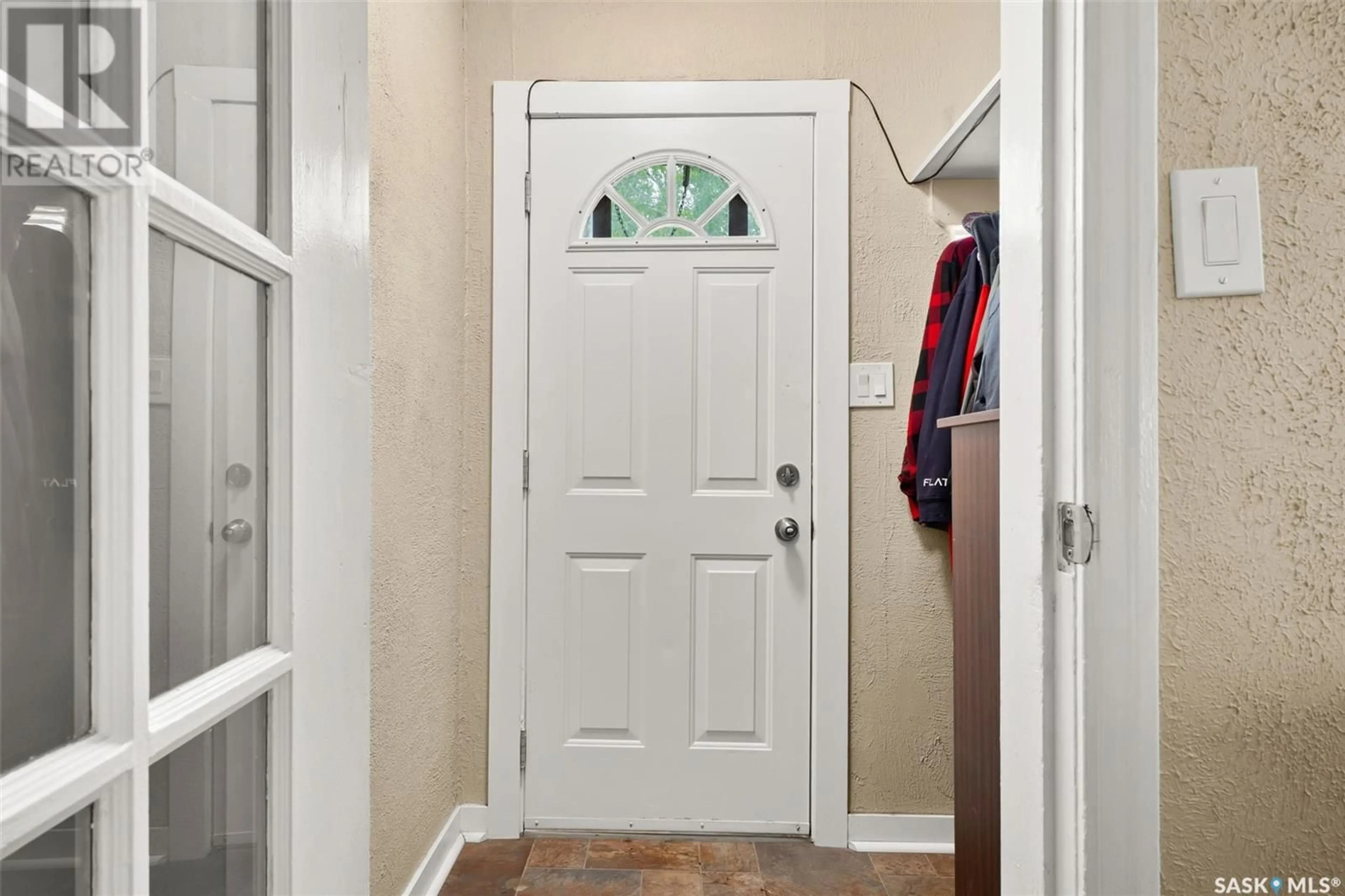 Indoor entryway for 230 BROADWAY AVENUE, Regina Saskatchewan S4N1B3
