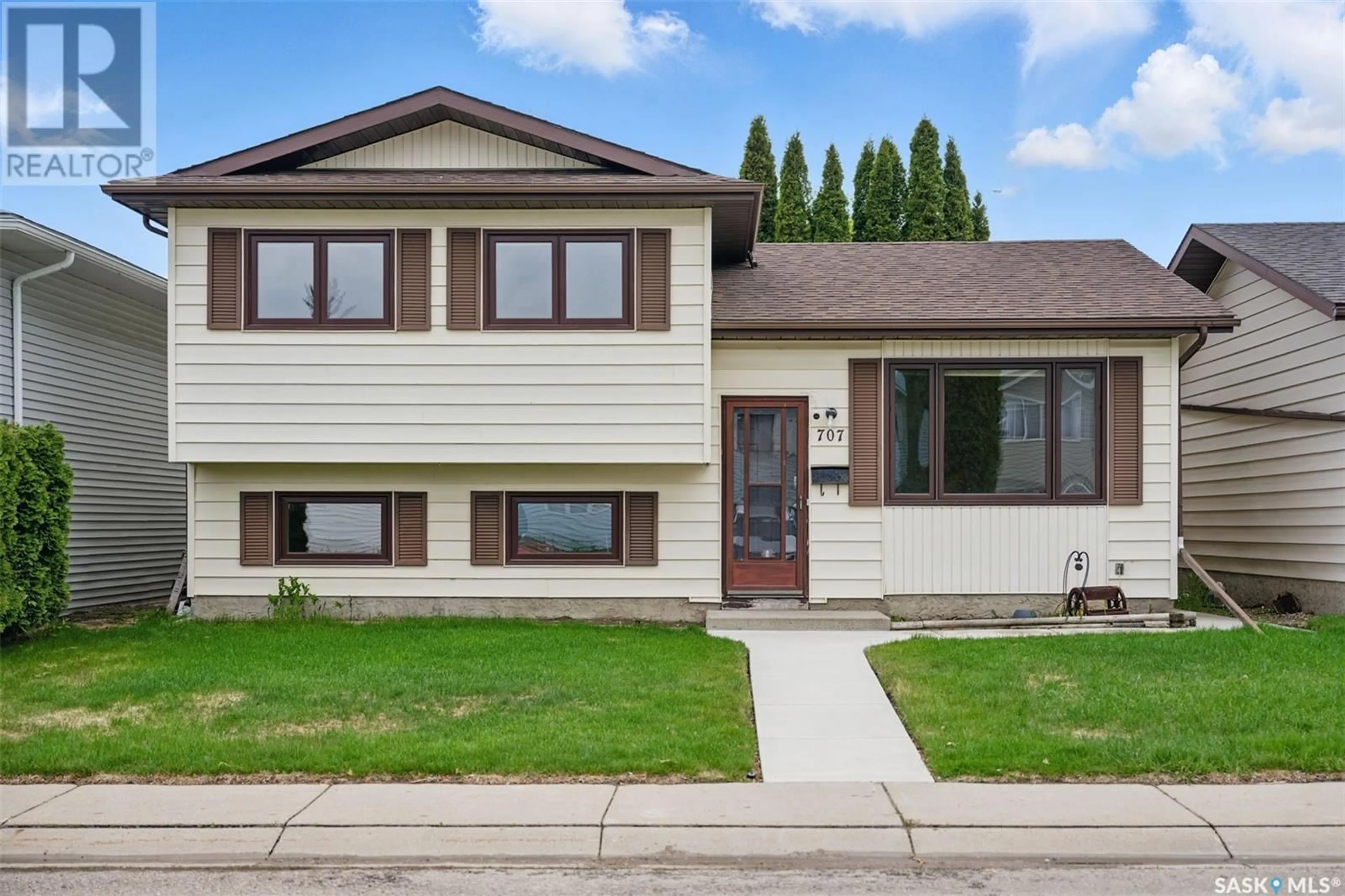 Home with vinyl exterior material, street for 707 WHELAN WAY, Saskatoon Saskatchewan S7L7E6
