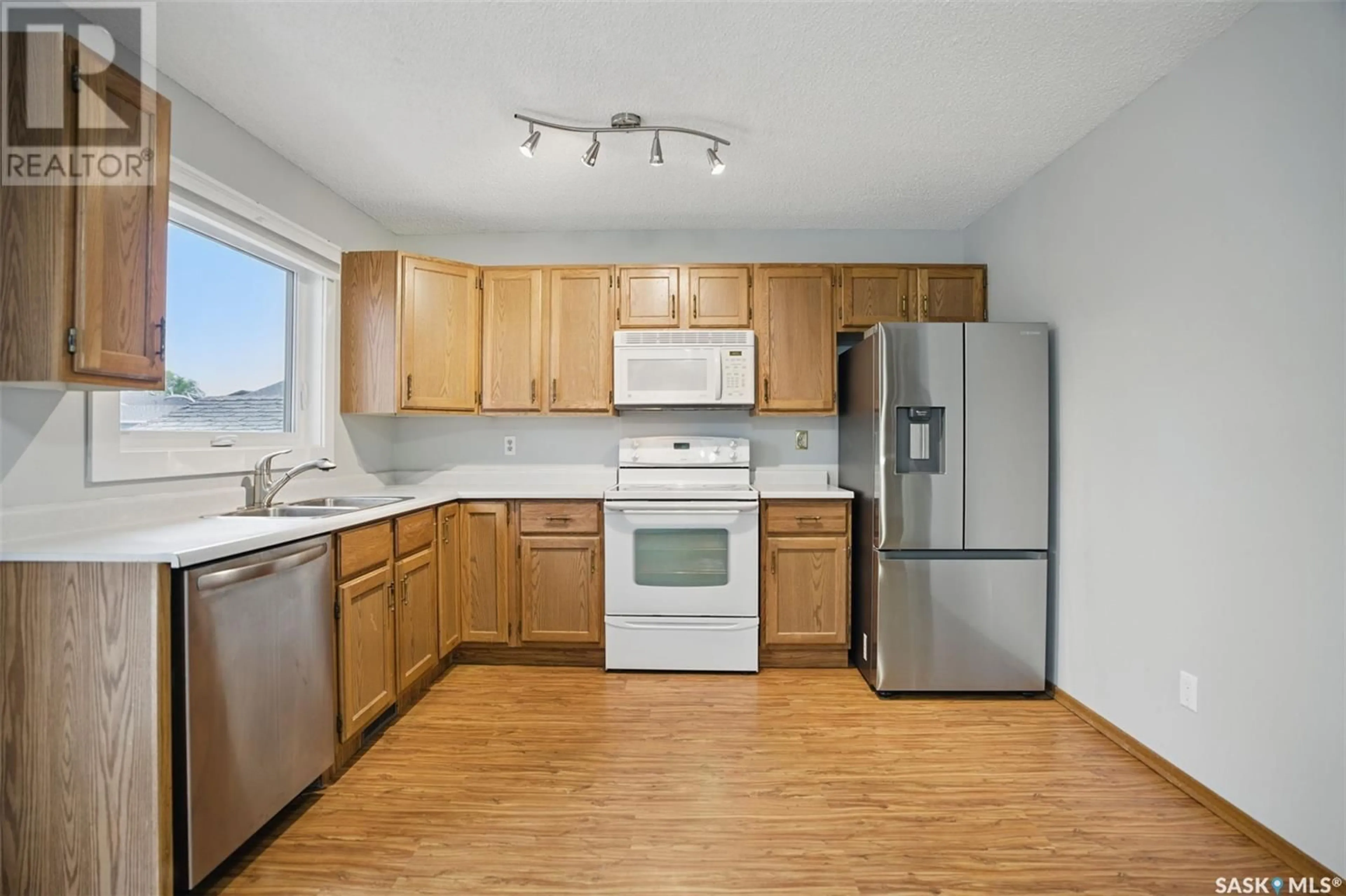 Standard kitchen, unknown for 707 WHELAN WAY, Saskatoon Saskatchewan S7L7E6