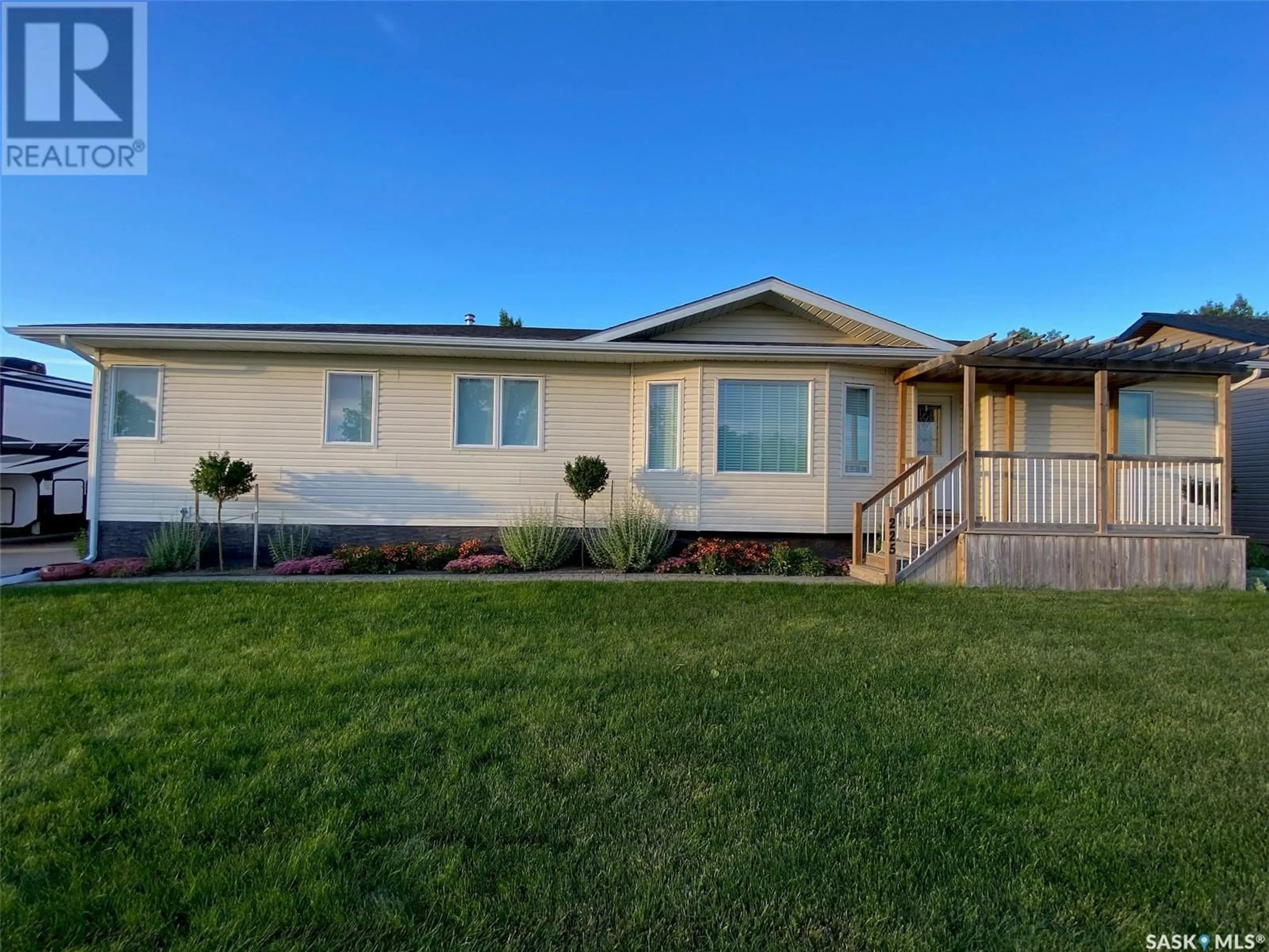 Home with vinyl exterior material, unknown for 225 3RD STREET, Weyburn Rm No. 67 Saskatchewan S0C1X0