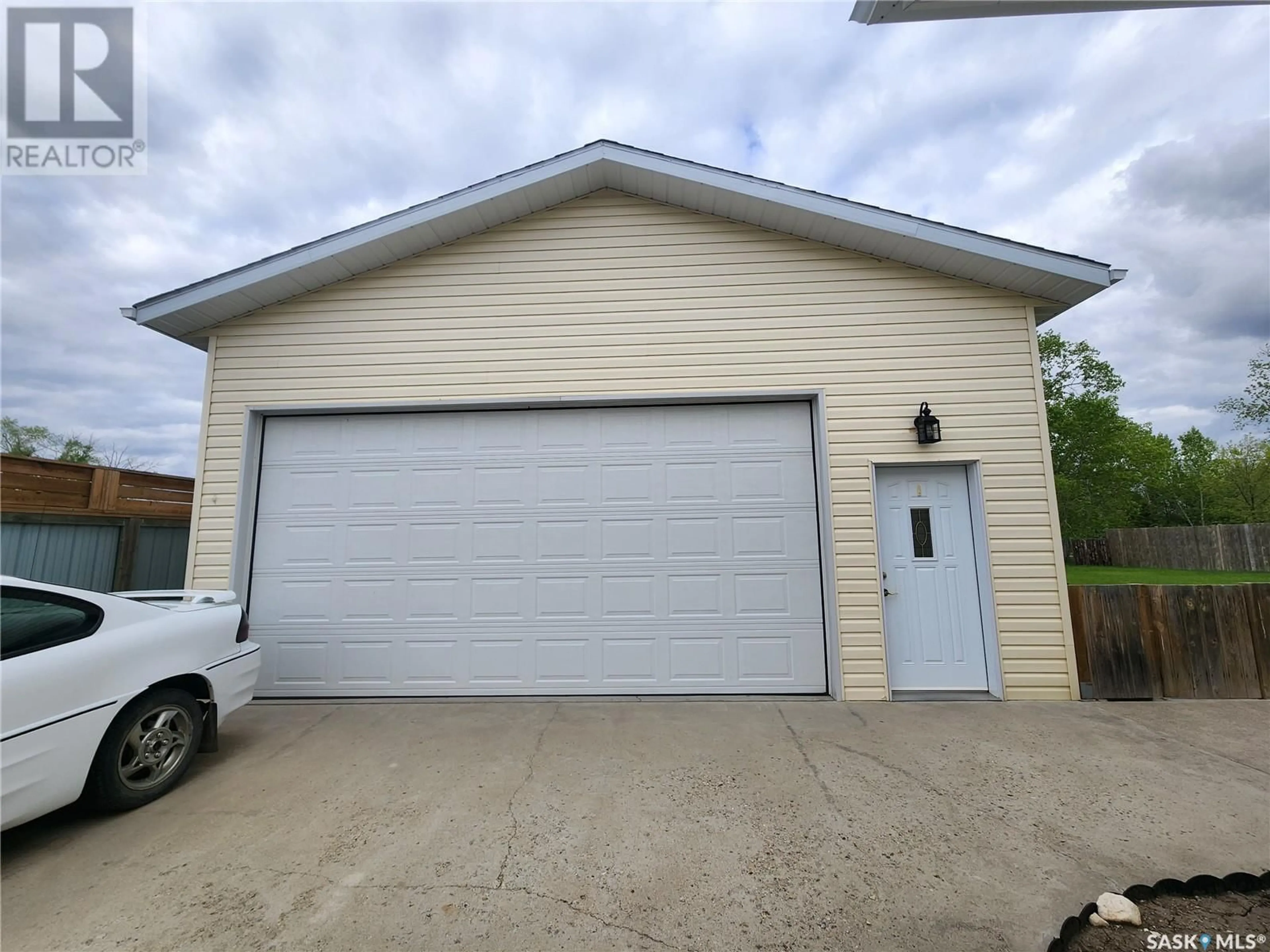 Indoor garage for 225 3RD STREET, Weyburn Rm No. 67 Saskatchewan S0C1X0