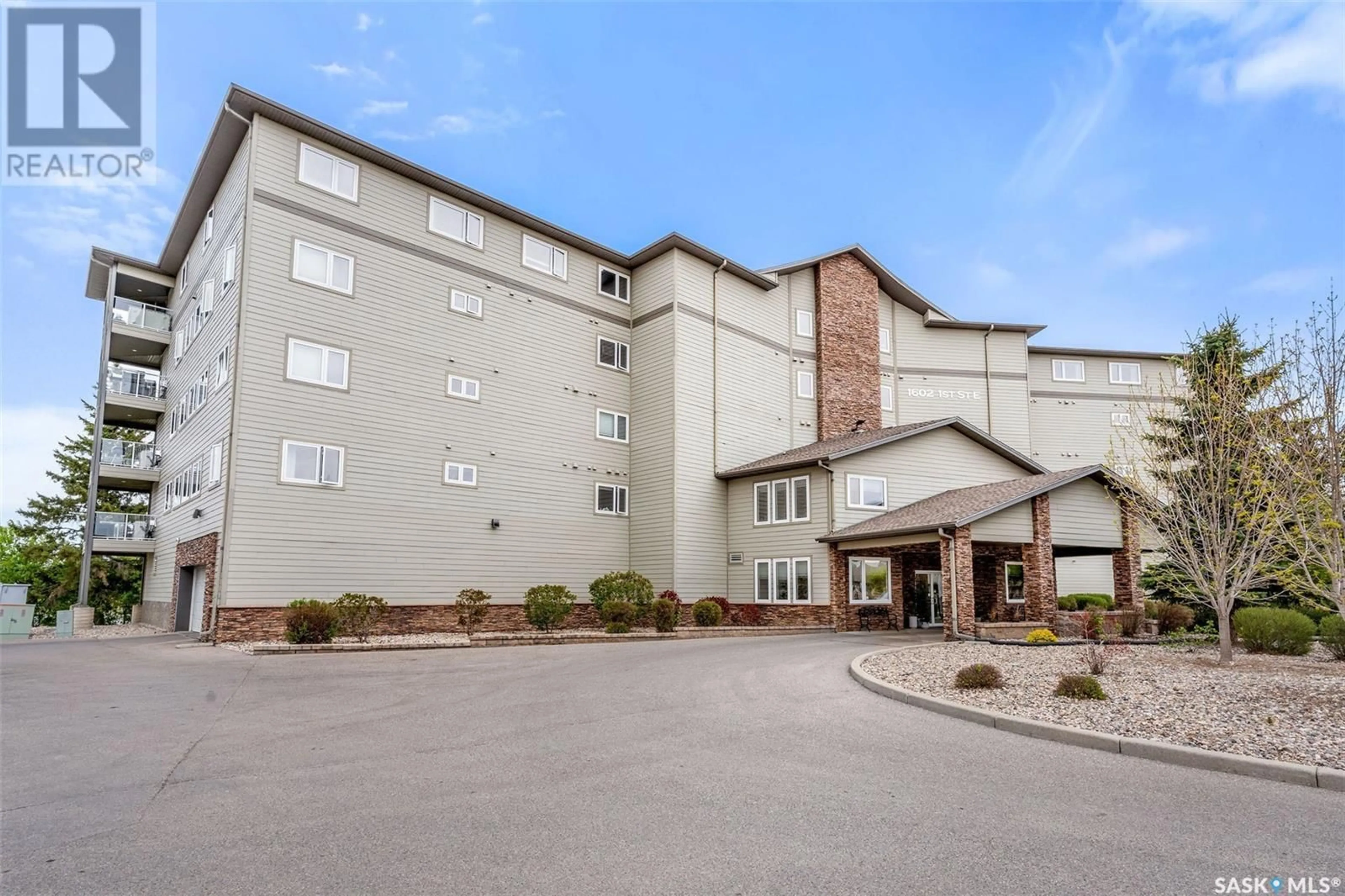 Patio, building for 205 - 1602 1ST STREET, Prince Albert Saskatchewan S6V1G7