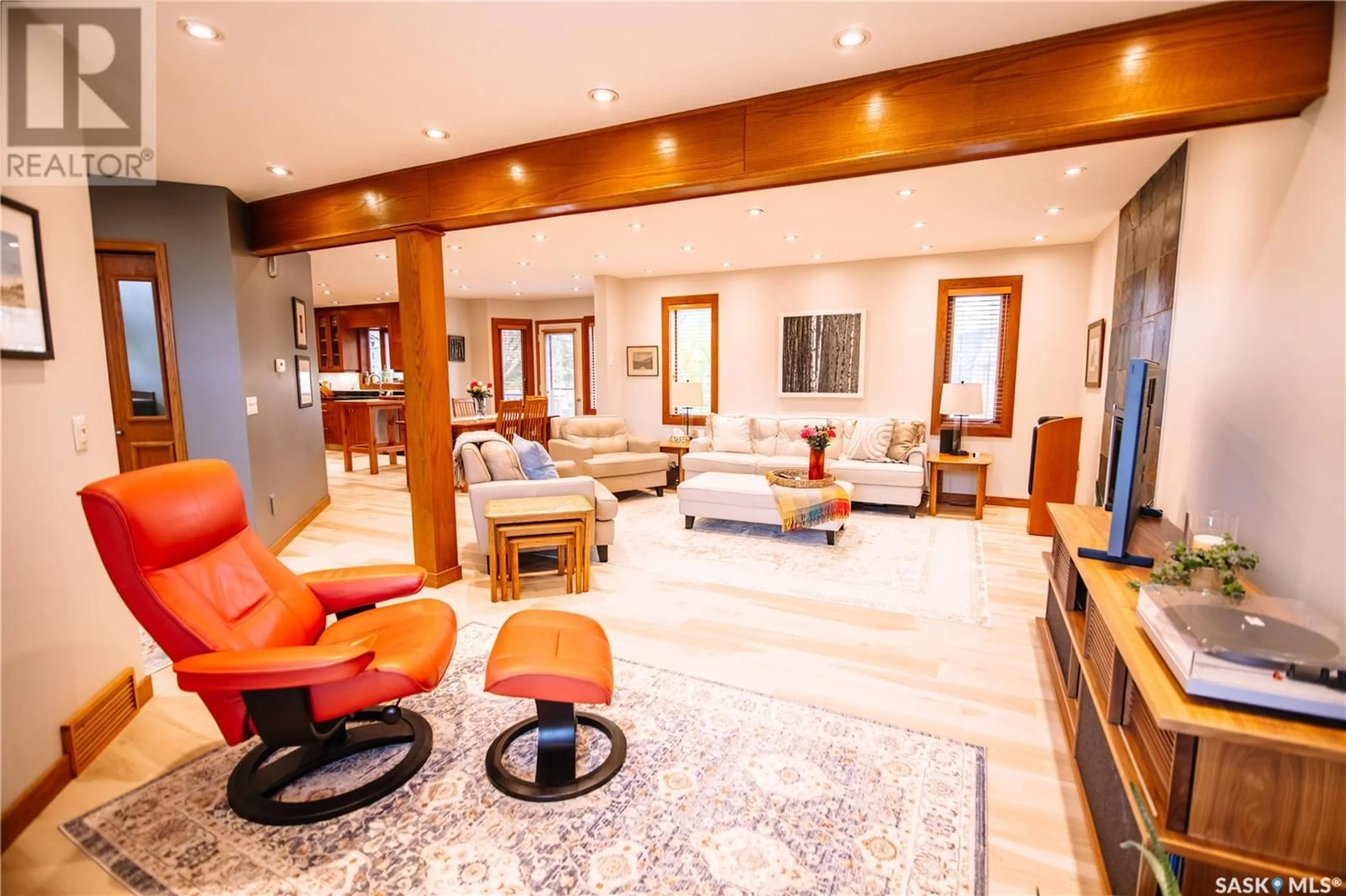 Lobby for 2022 JANZEN CRESCENT, Regina Saskatchewan S4V2J2
