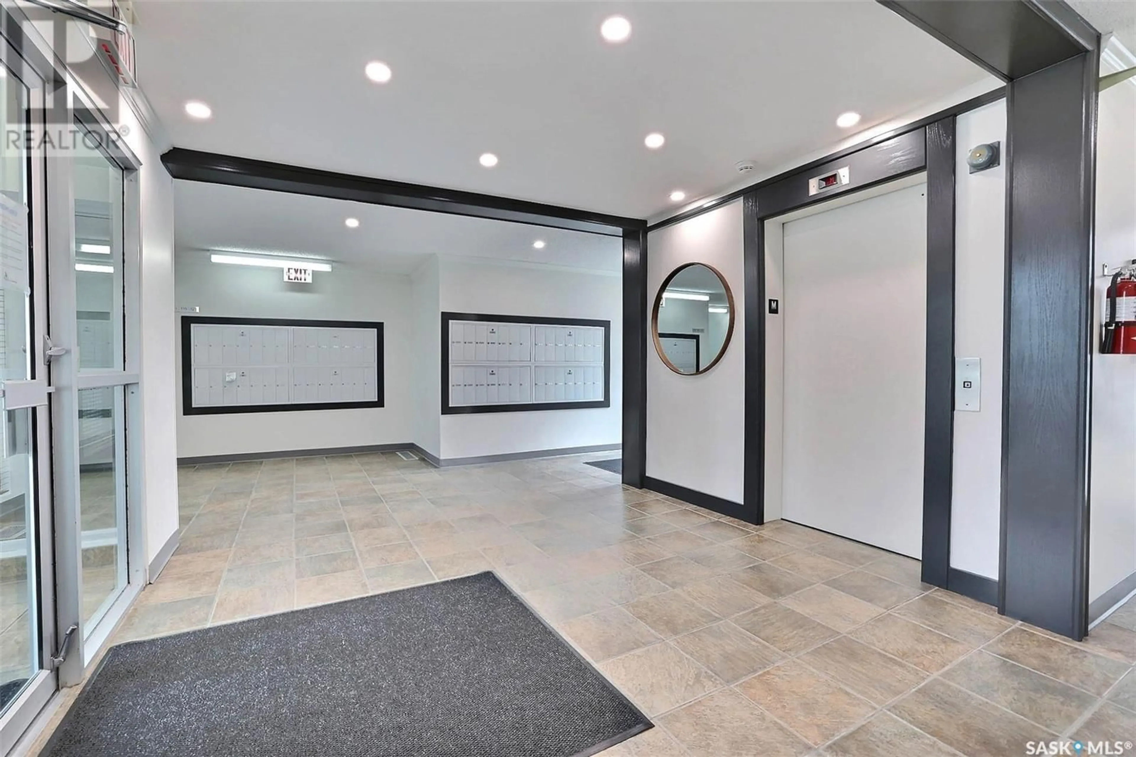 Indoor foyer for 110 960 ASSINIBOINE AVENUE E, Regina Saskatchewan S4V2P8
