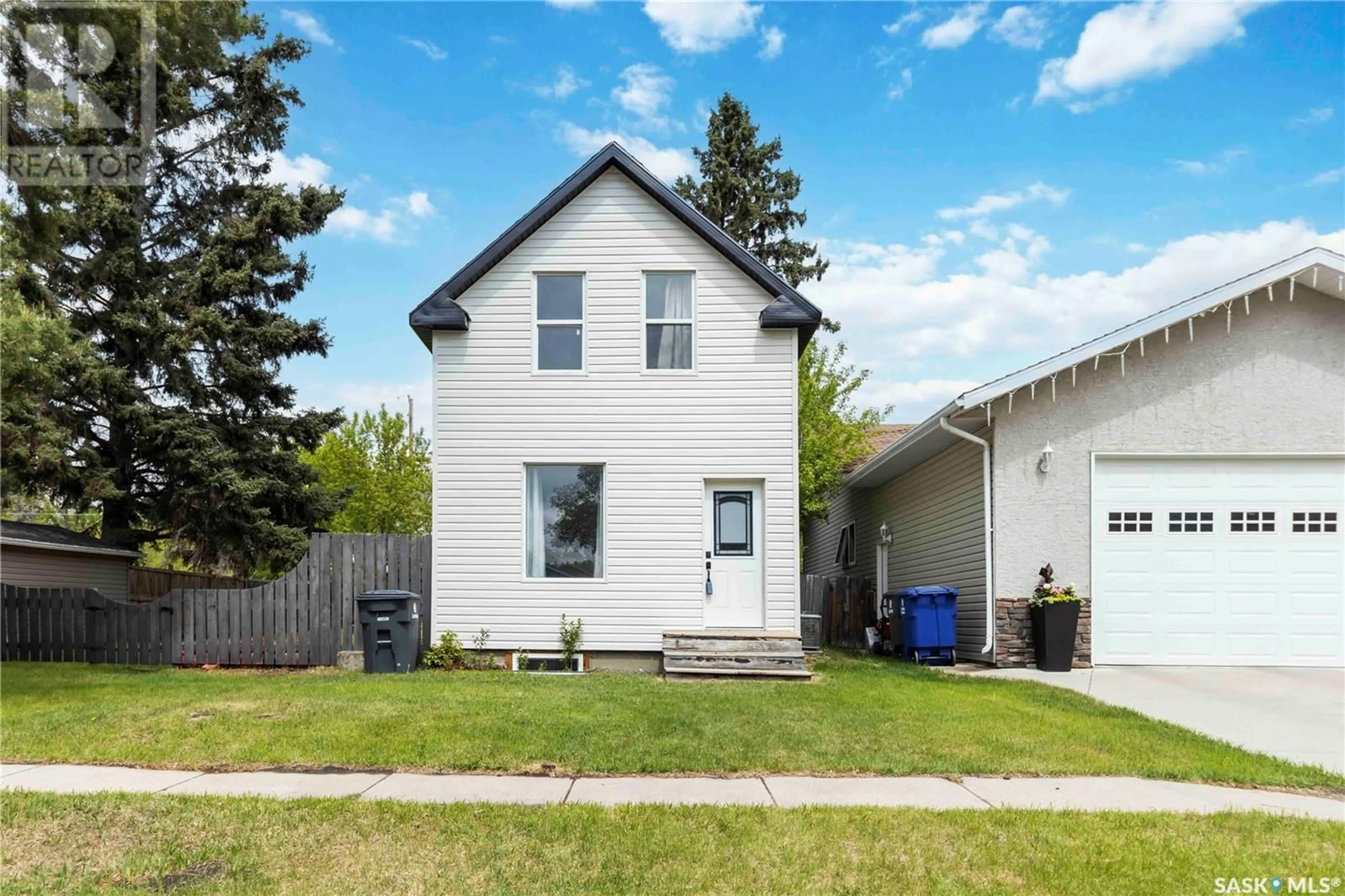 Home with vinyl exterior material, street for 1006 9TH STREET, Rosthern Saskatchewan S0K3R0