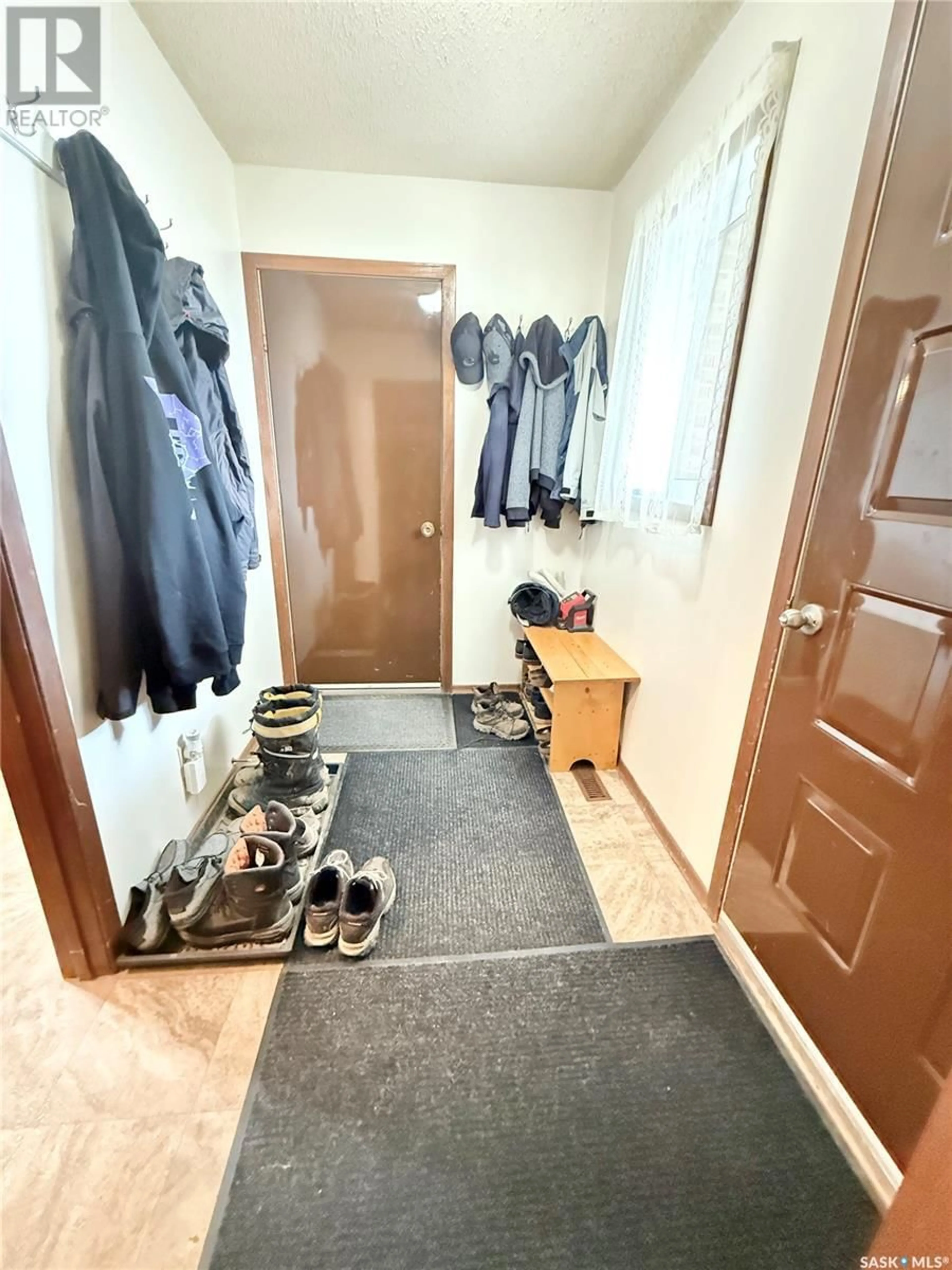 Indoor entryway for 711 WASHINGTON DRIVE, Weyburn Saskatchewan S4H3C7
