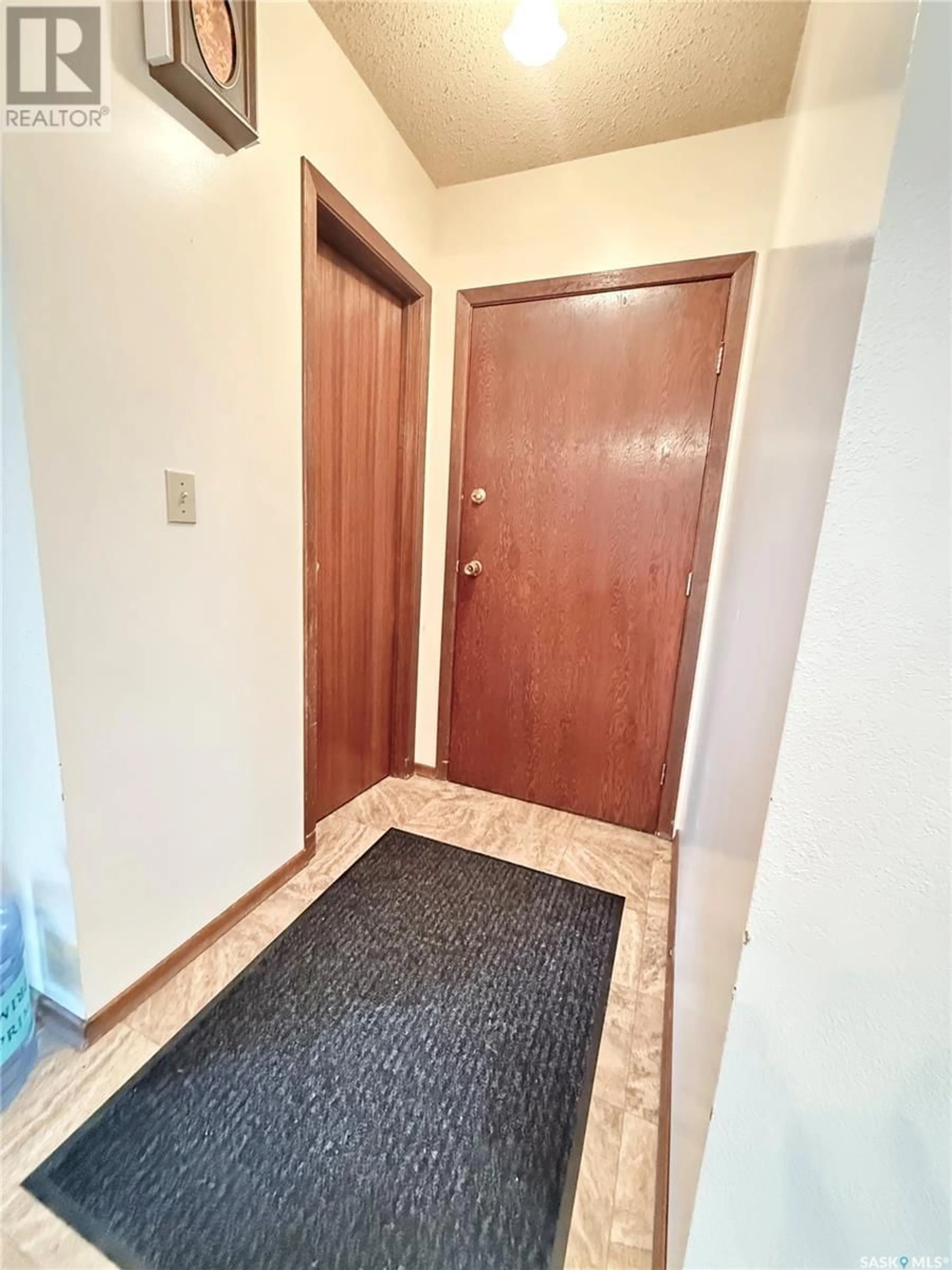Indoor entryway for 711 WASHINGTON DRIVE, Weyburn Saskatchewan S4H3C7