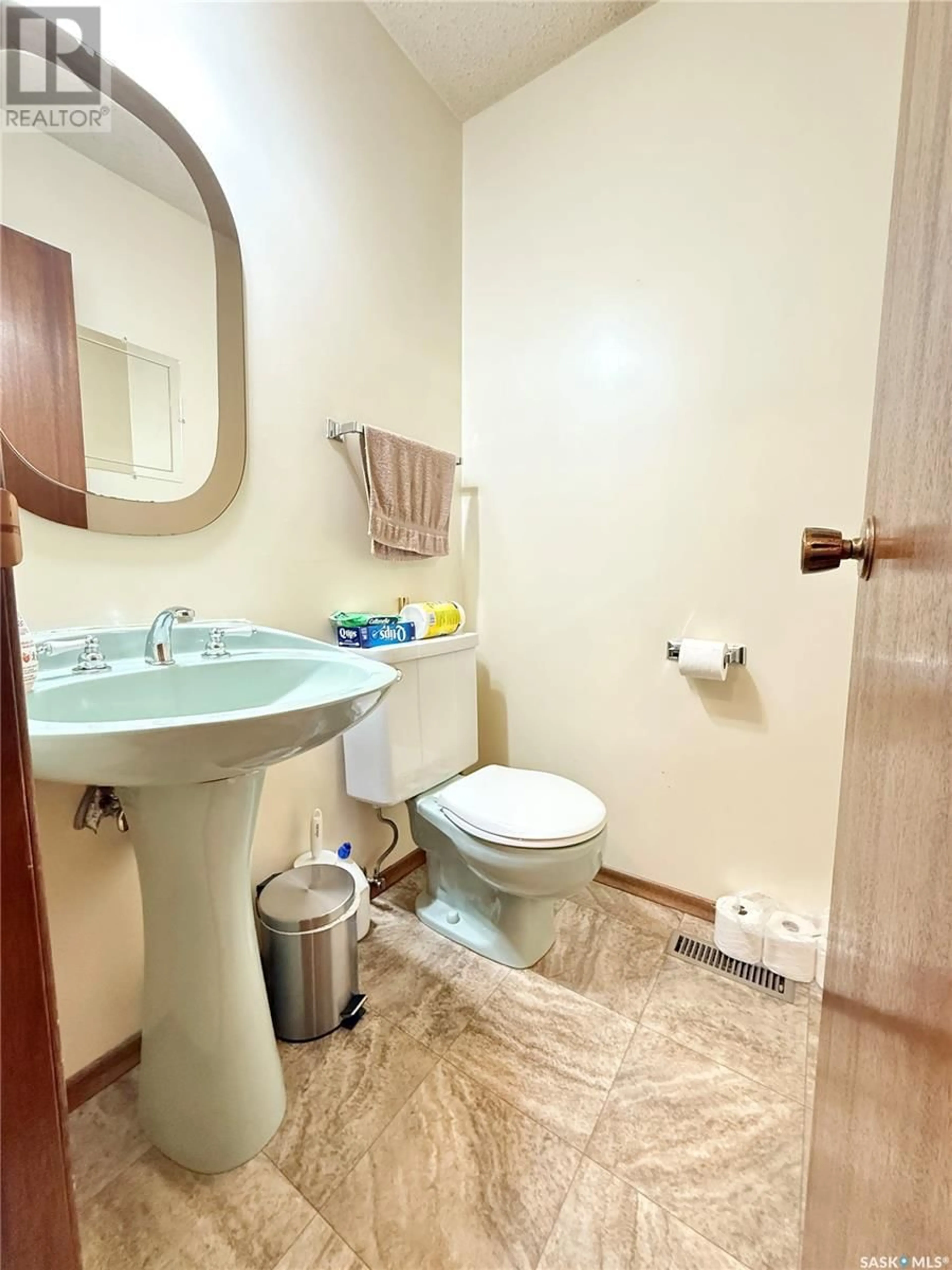 Standard bathroom, floor is not visible for 711 WASHINGTON DRIVE, Weyburn Saskatchewan S4H3C7