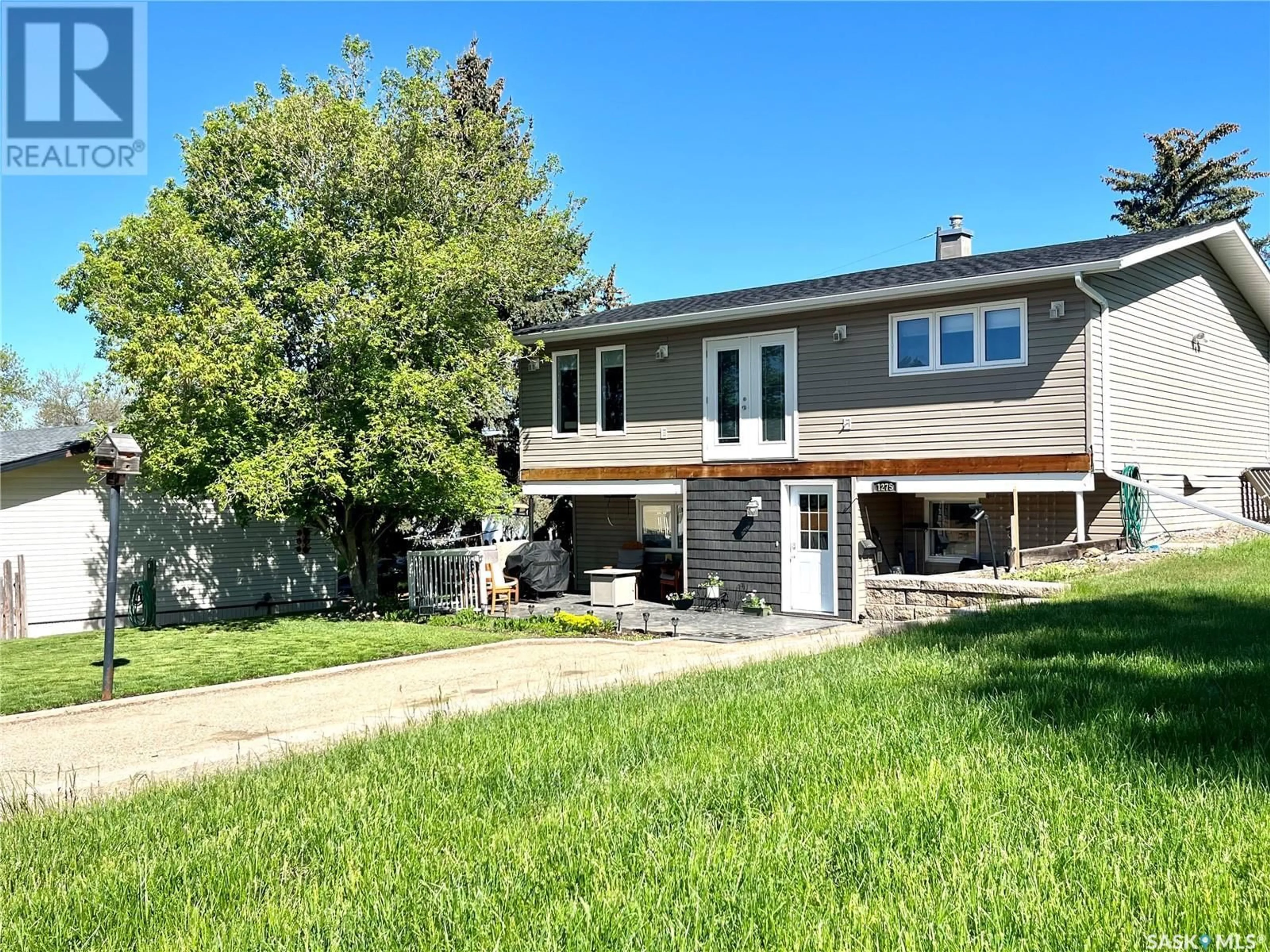 Home with vinyl exterior material, street for 1275 SIDNEY STREET, Swift Current Saskatchewan S9H1V1