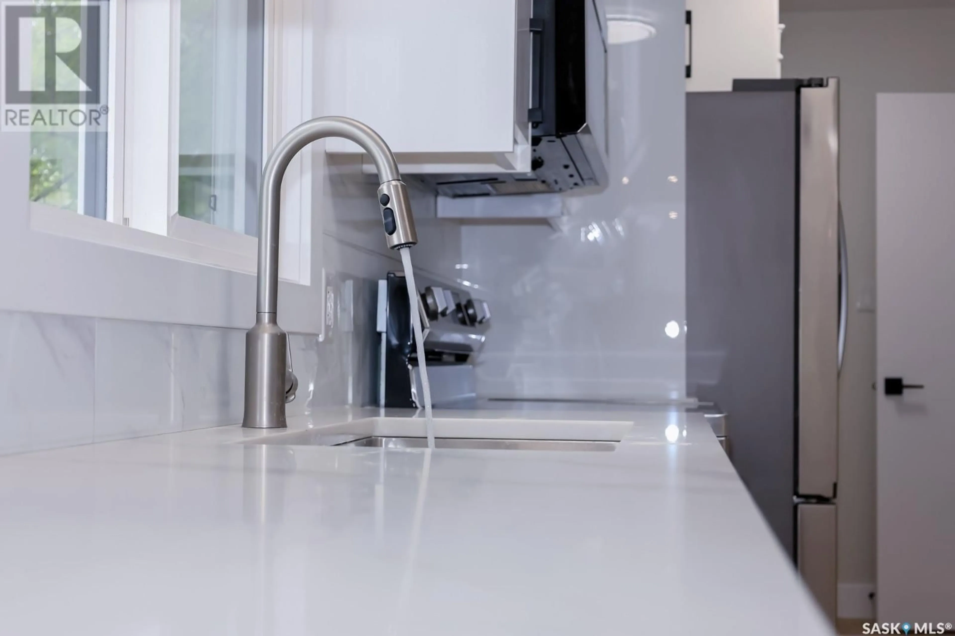 Contemporary kitchen, ceramic/tile floor for 1147 K AVENUE, Saskatoon Saskatchewan S7L2N7