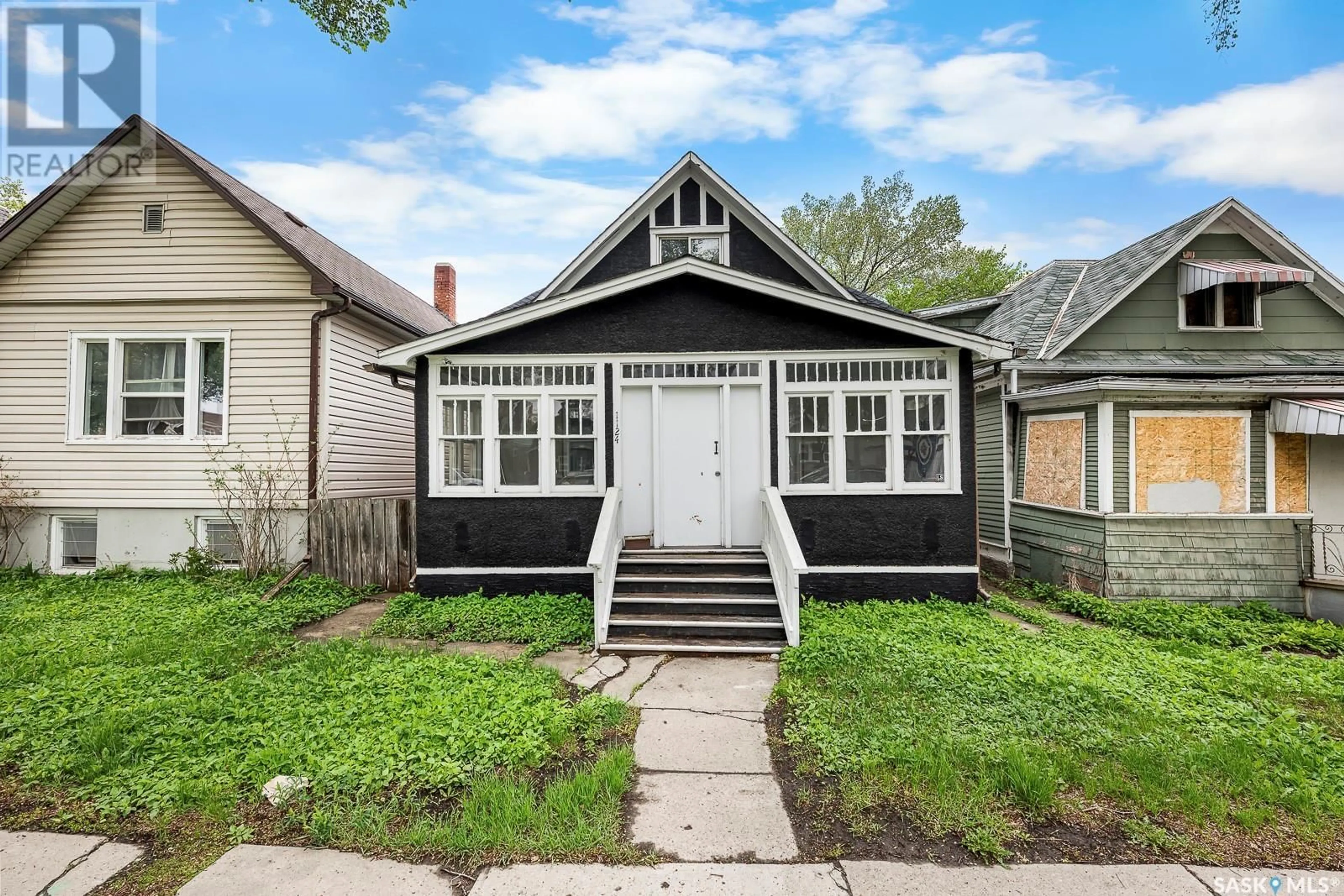 Home with vinyl exterior material, street for 1124 VICTORIA AVENUE, Regina Saskatchewan S4P0N7