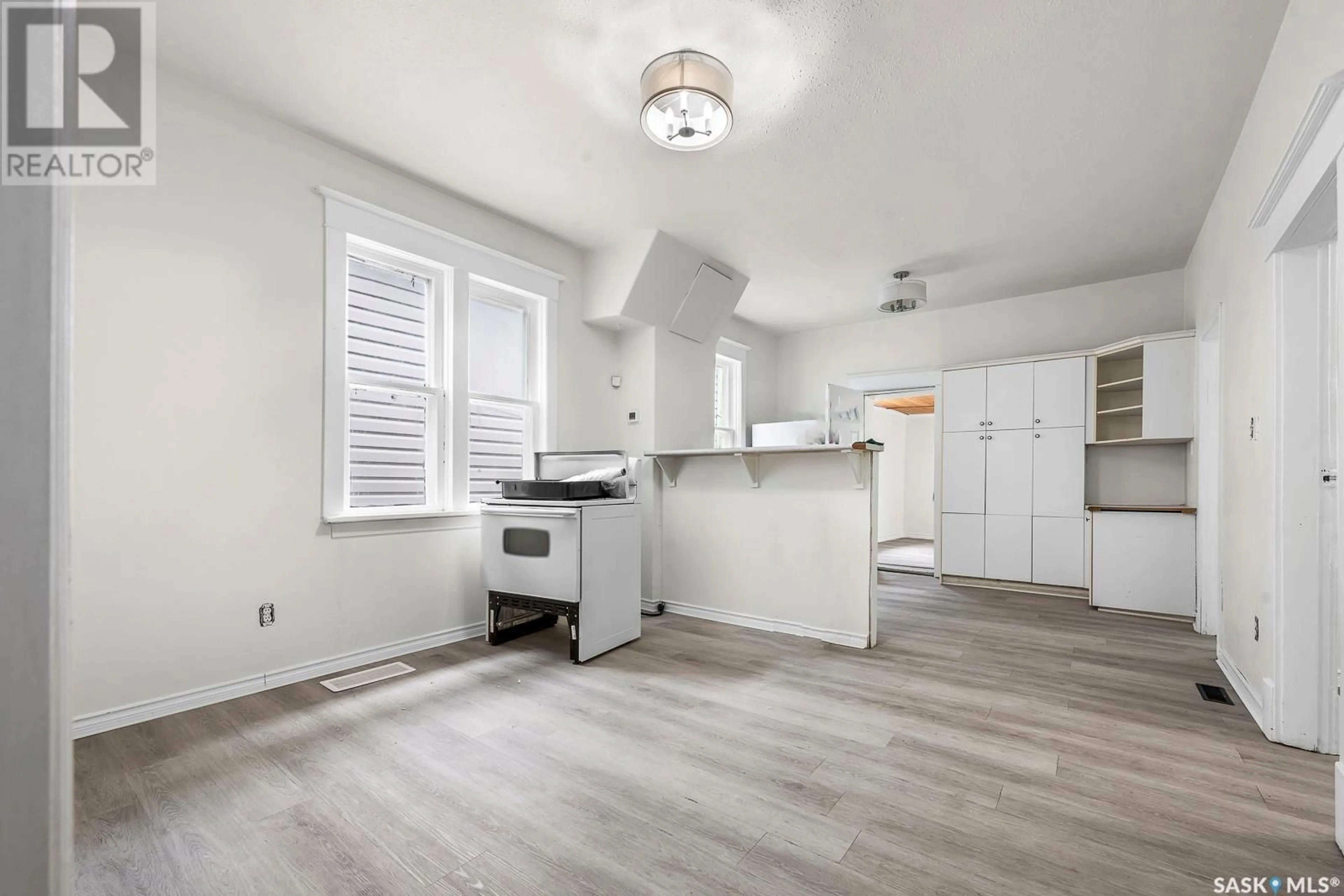 Open concept kitchen, unknown for 1124 VICTORIA AVENUE, Regina Saskatchewan S4P0N7
