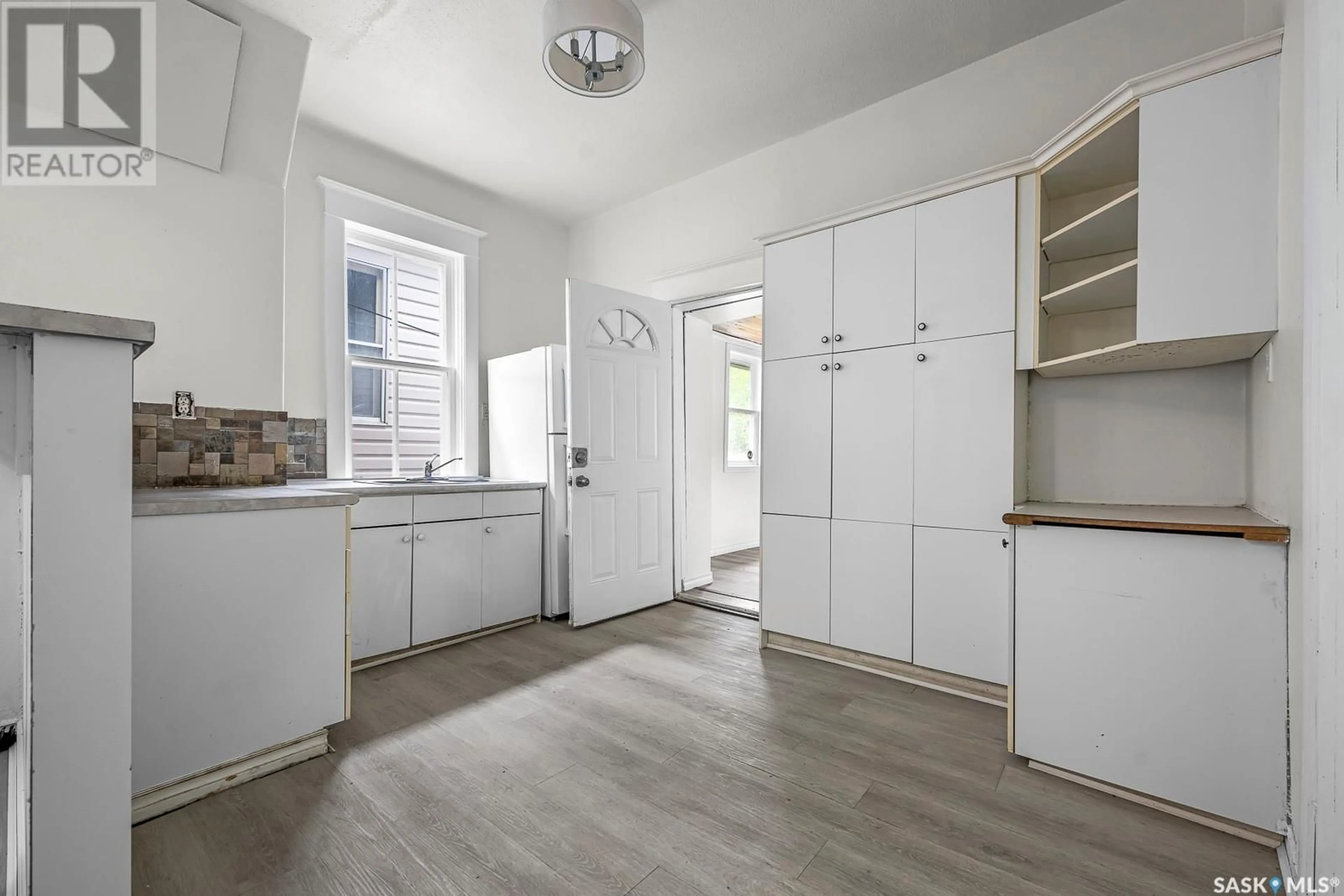 Standard kitchen, unknown for 1124 VICTORIA AVENUE, Regina Saskatchewan S4P0N7