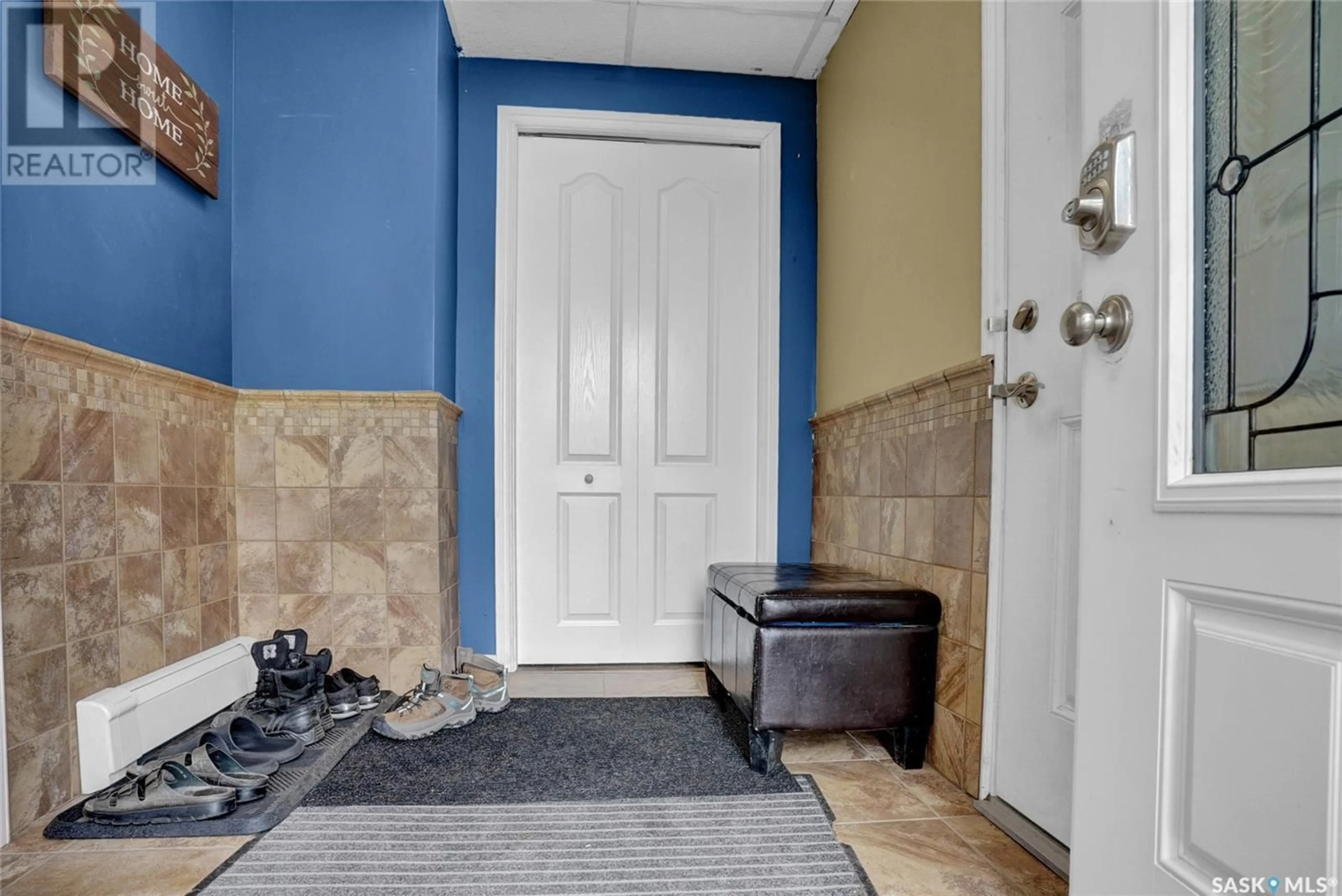 Indoor entryway for 1643 GENERAL CRESCENT, Moose Jaw Saskatchewan S6H6M2