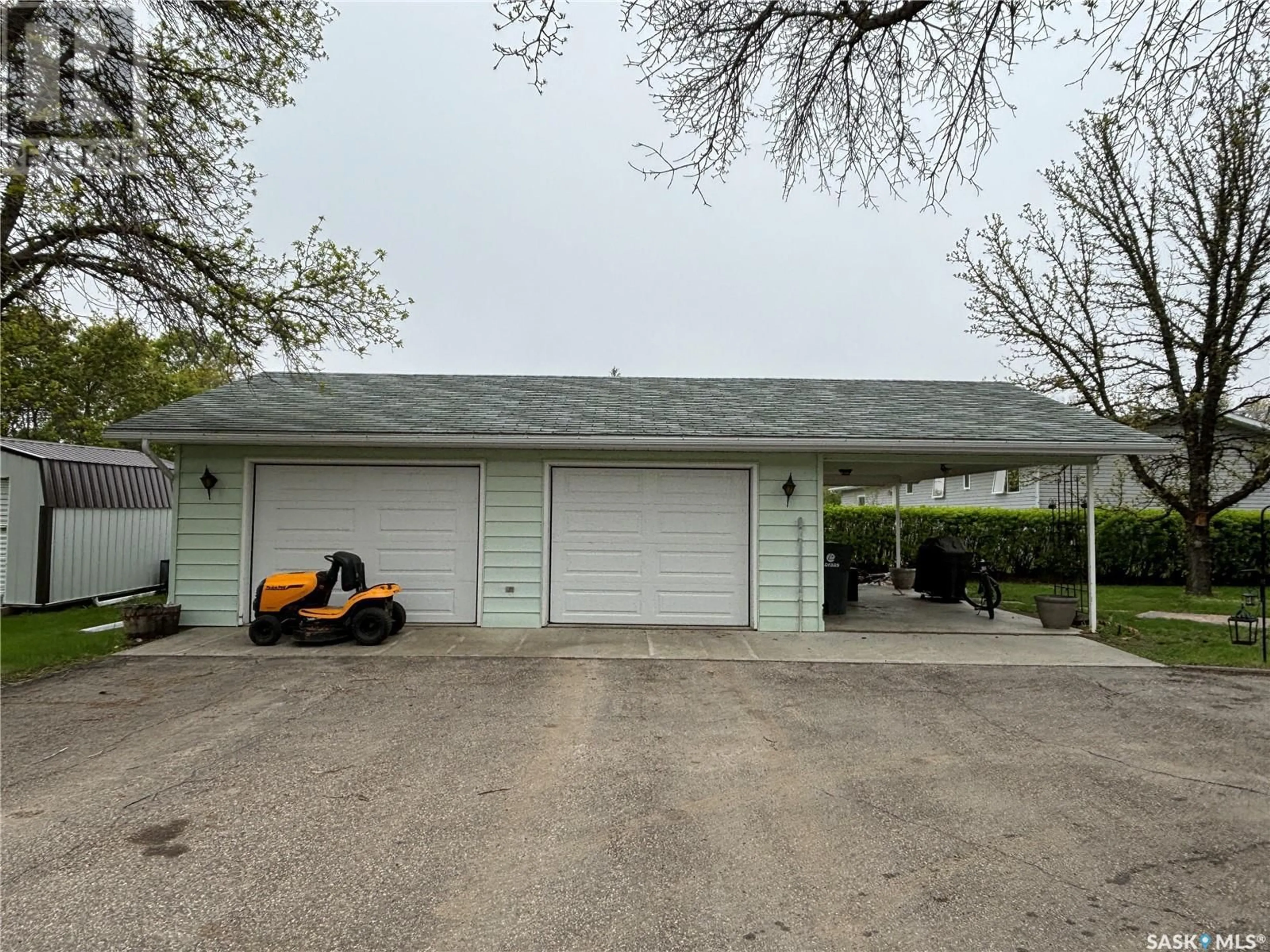 Indoor garage for 200 1ST STREET, Dinsmore Saskatchewan S0L0T0