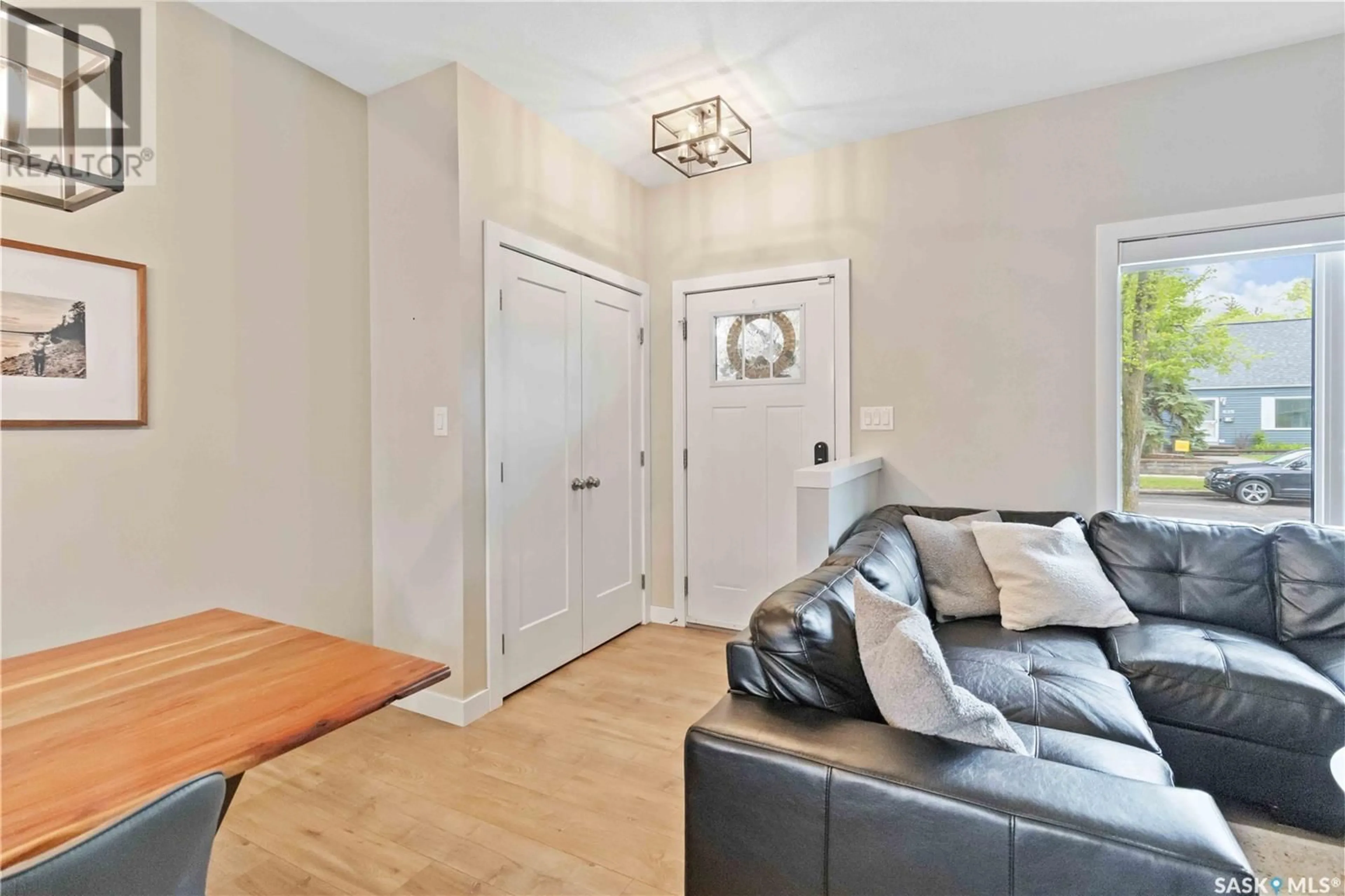 Indoor entryway for 614 5TH STREET, Saskatoon Saskatchewan S7H1G5