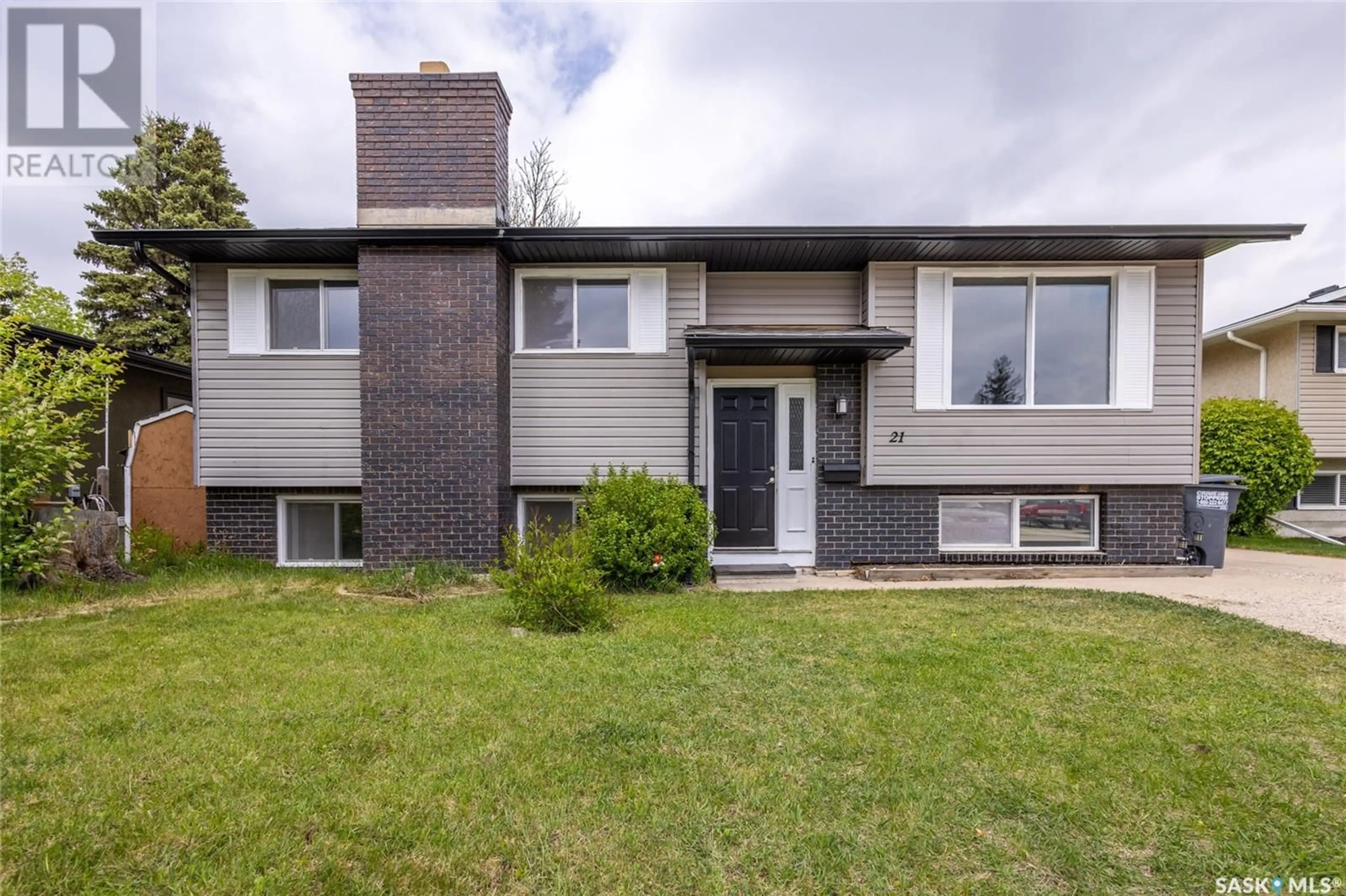 Home with vinyl exterior material, street for 21 ARNASON CRESCENT, Saskatoon Saskatchewan S7H4M7