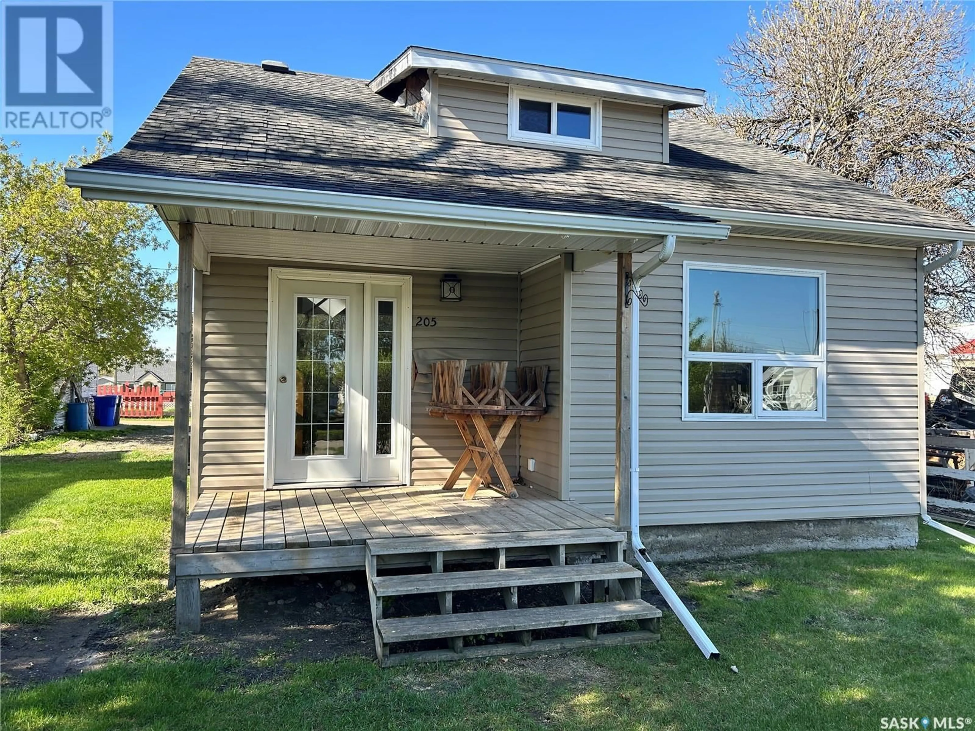 Home with vinyl exterior material, unknown for 205 CARL AVENUE, Langenburg Saskatchewan S0A2A0