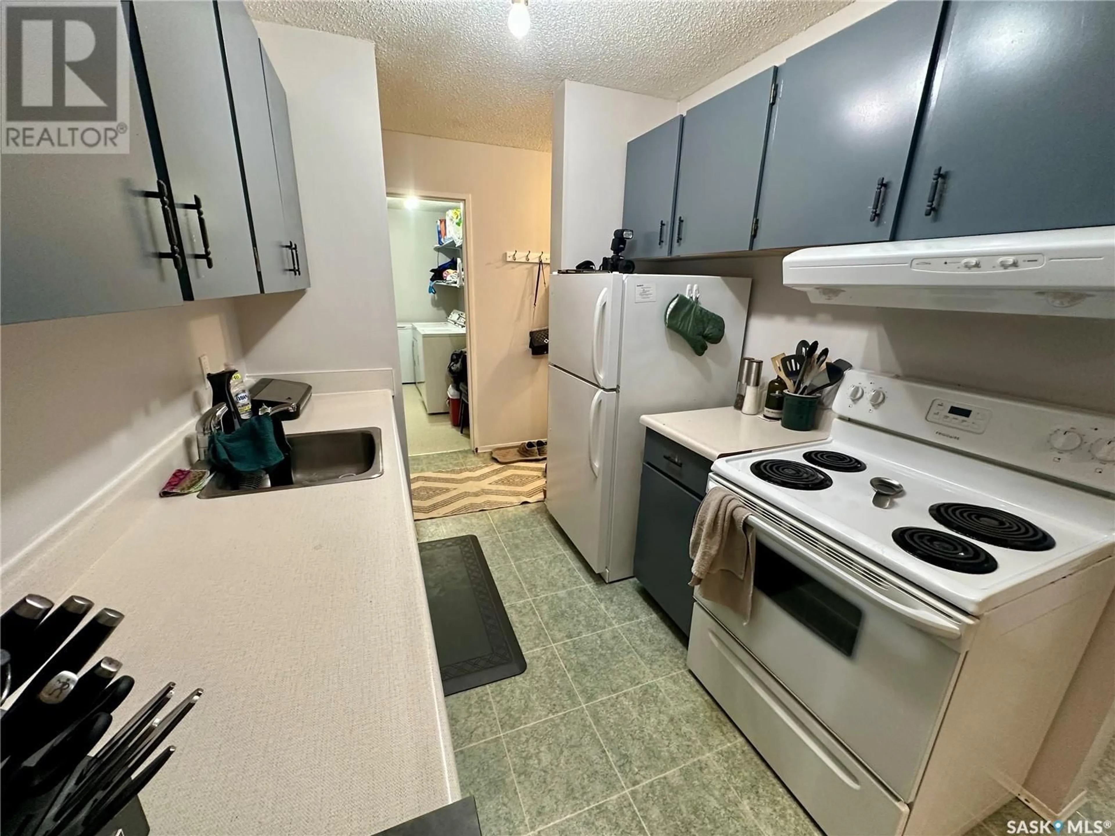 Standard kitchen, unknown for 131 425 STREET E, Saskatoon Saskatchewan S7K2L8