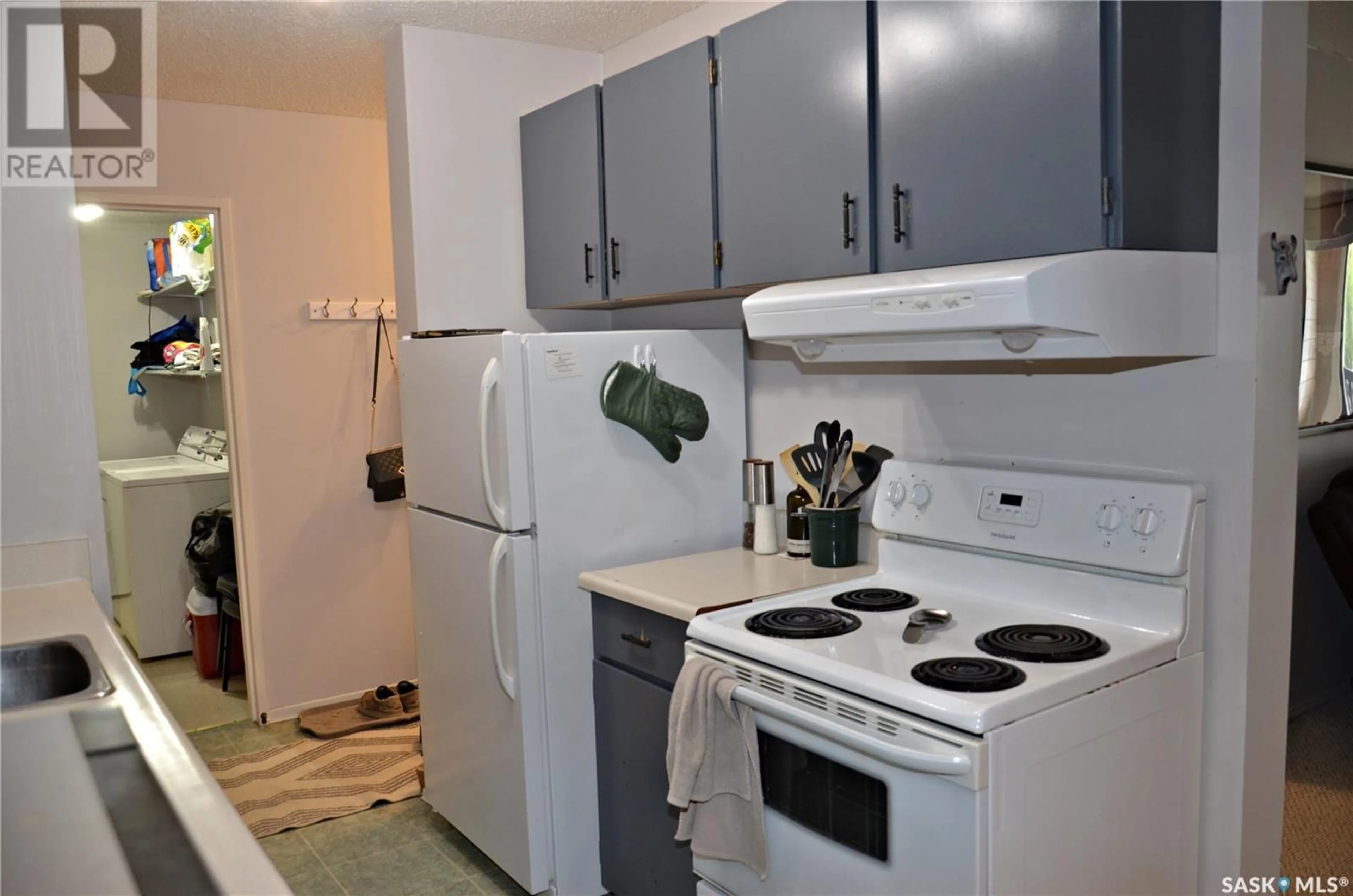 Standard kitchen, unknown for 131 425 STREET E, Saskatoon Saskatchewan S7K2L8