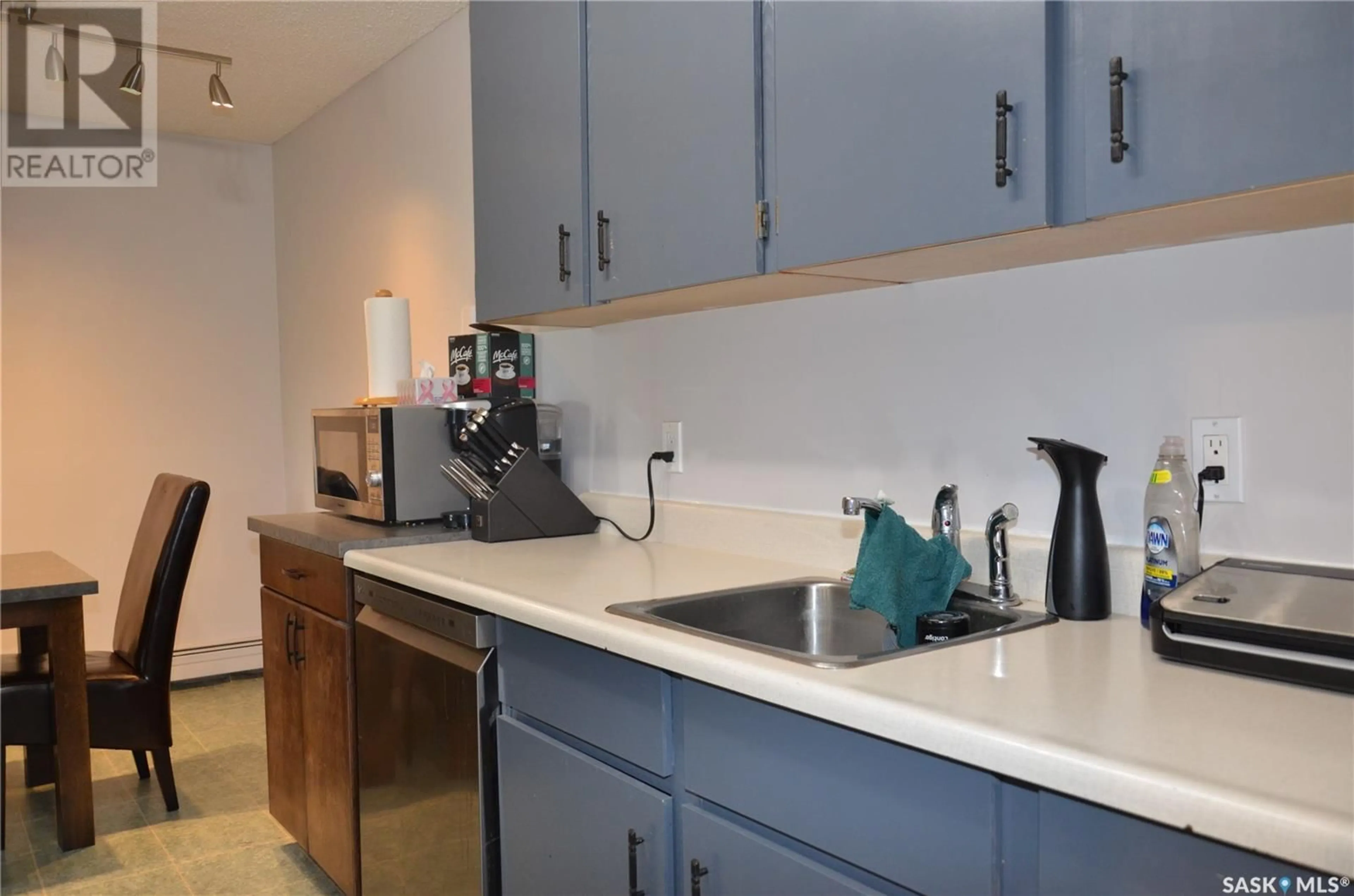 Standard kitchen, ceramic/tile floor for 131 425 STREET E, Saskatoon Saskatchewan S7K2L8