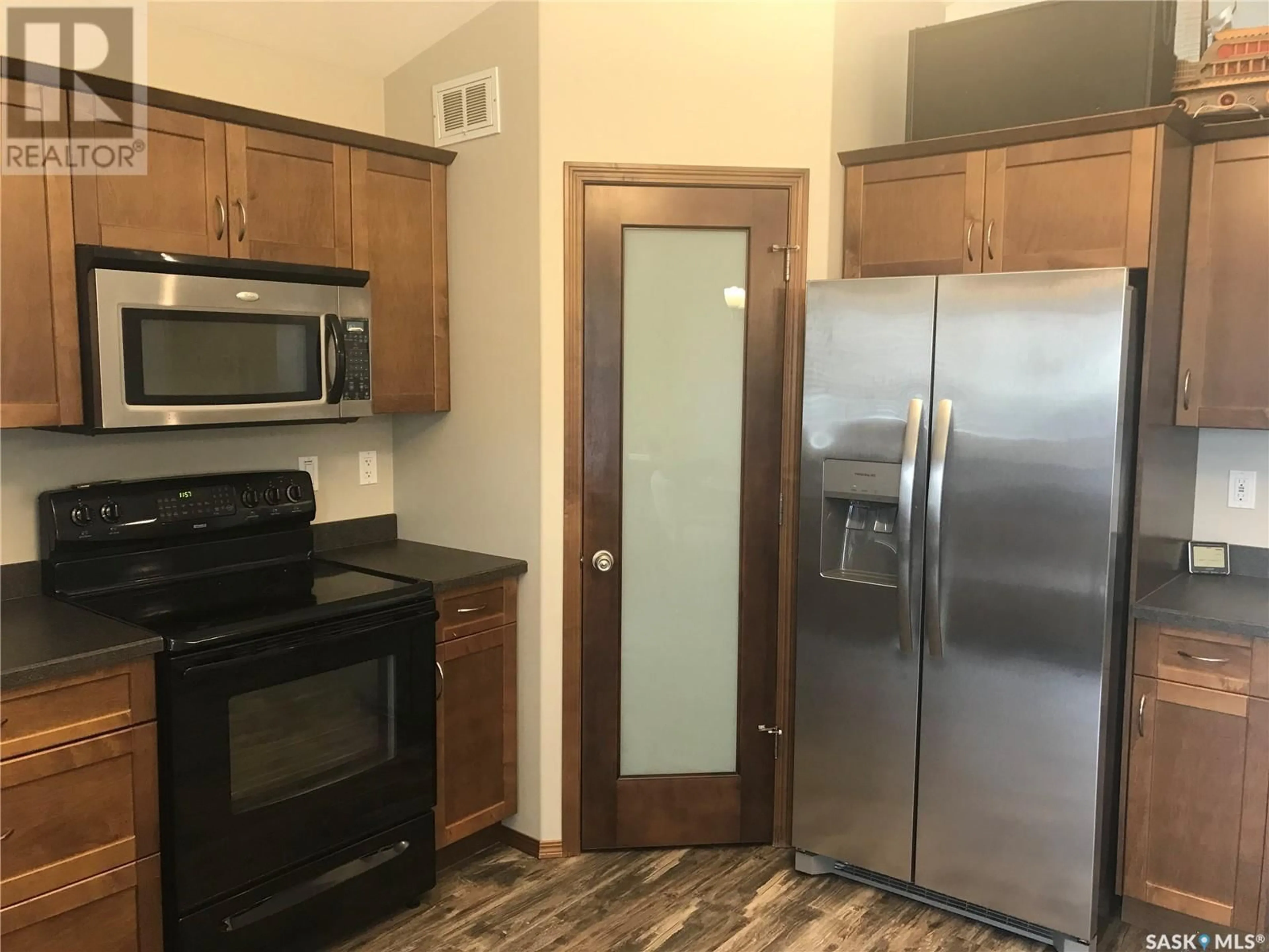 Standard kitchen, unknown for 102 ASSALY STREET, Saskatoon Saskatchewan S7T0E4