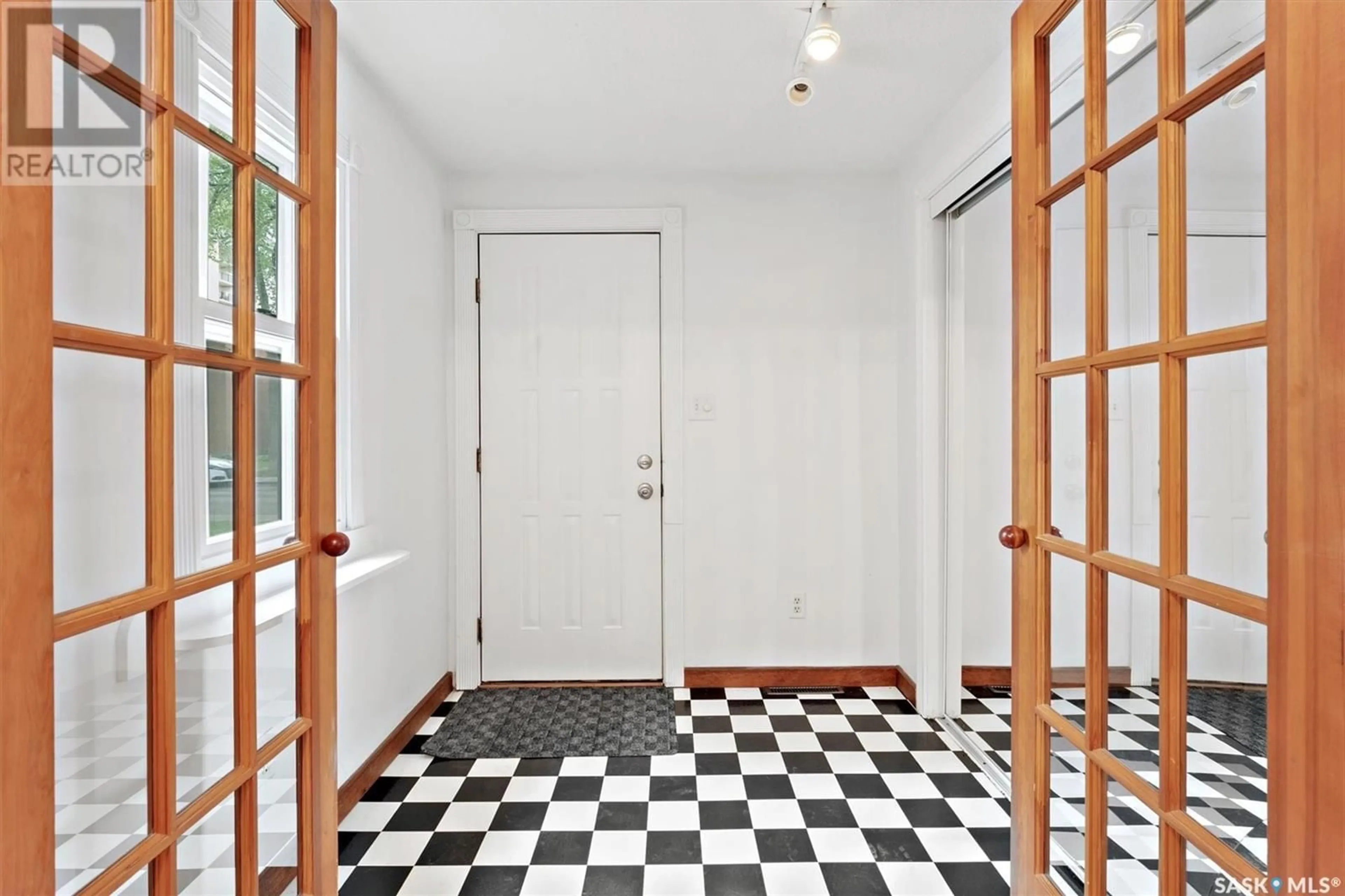 Indoor foyer for 523 4TH AVENUE, Saskatoon Saskatchewan S7K2M5