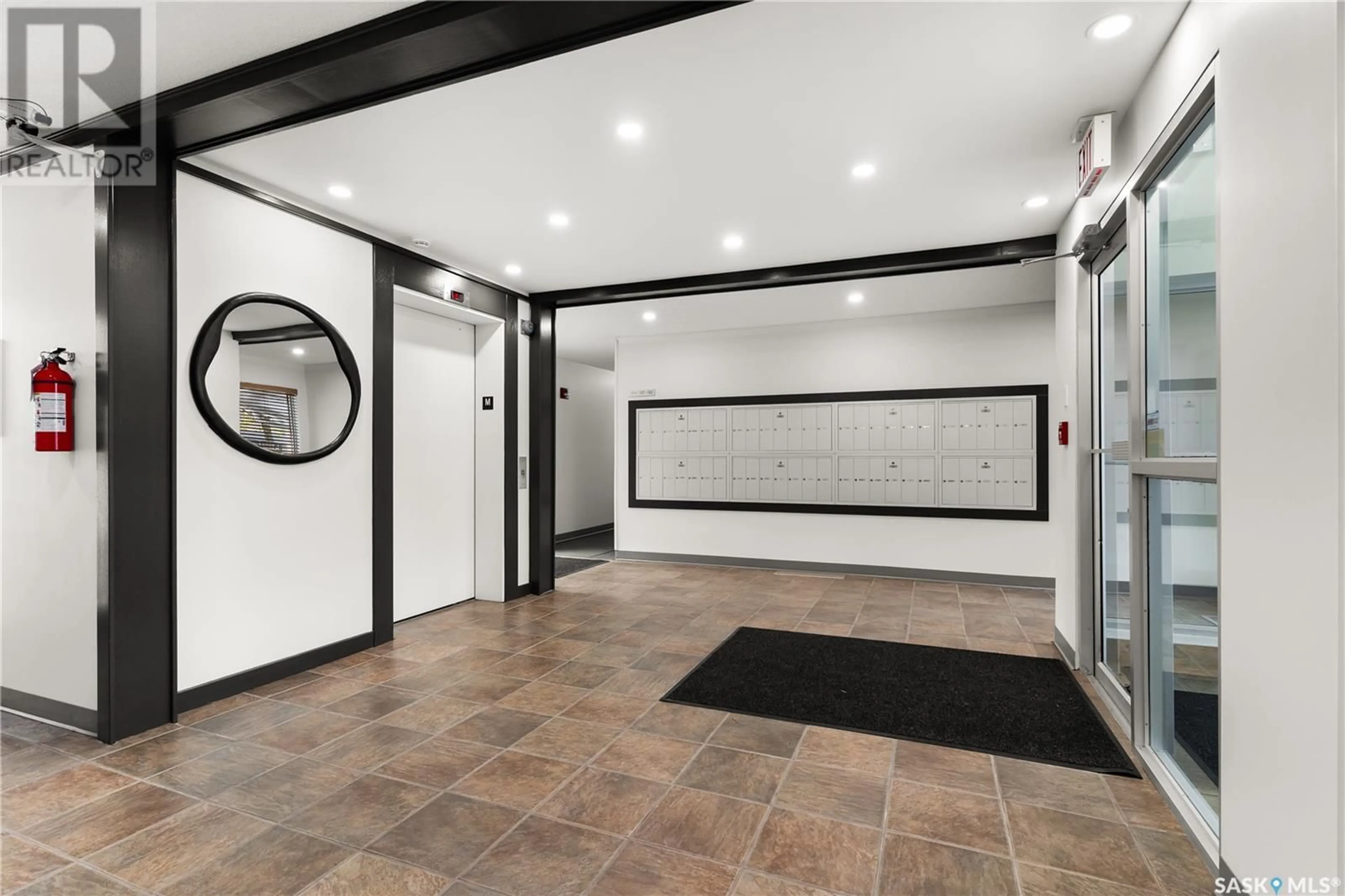 Indoor foyer for 960 - 326 ASSINIBOINE AVENUE, Regina Saskatchewan S4V2P8