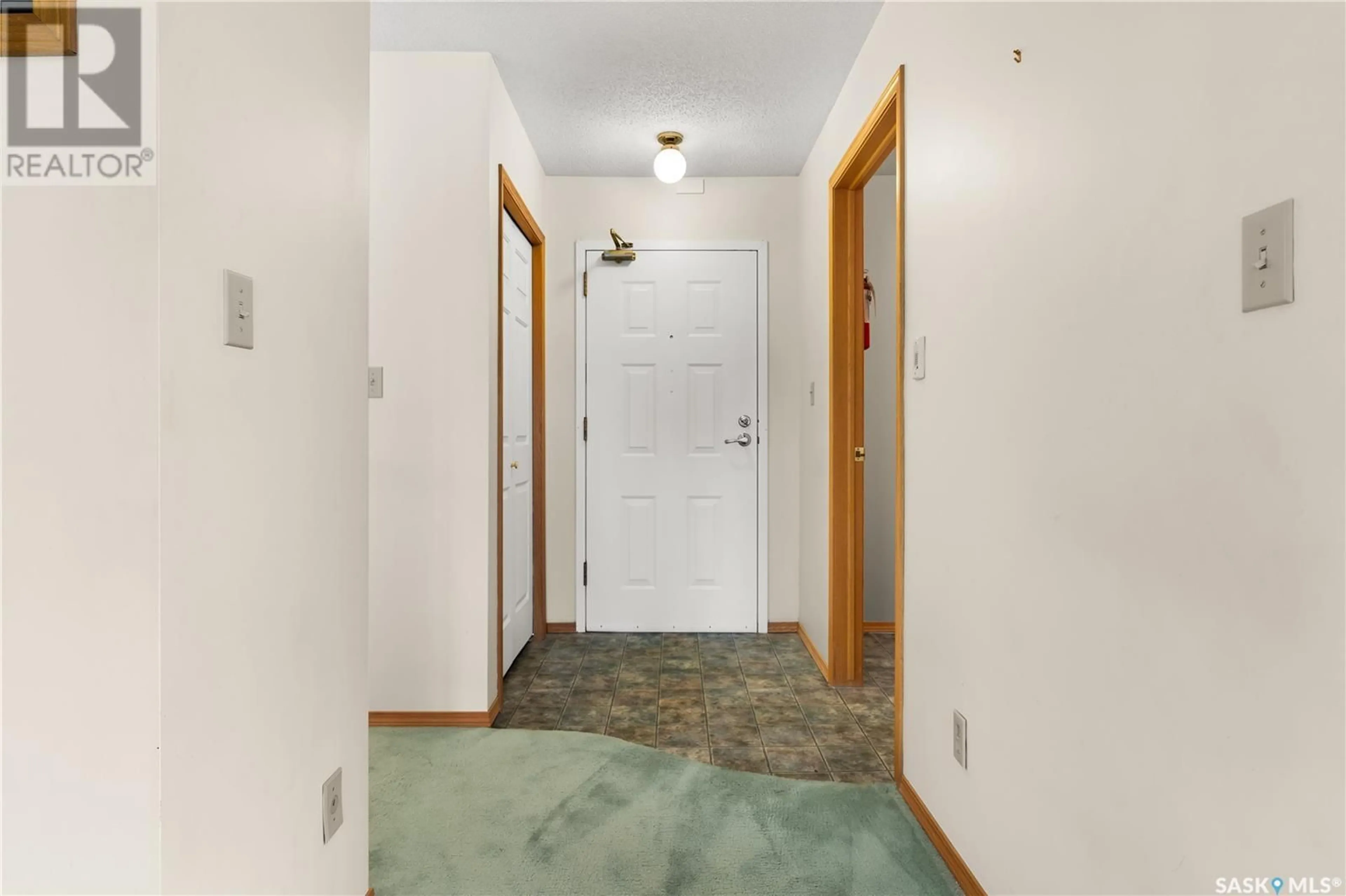Indoor foyer for 960 - 326 ASSINIBOINE AVENUE, Regina Saskatchewan S4V2P8