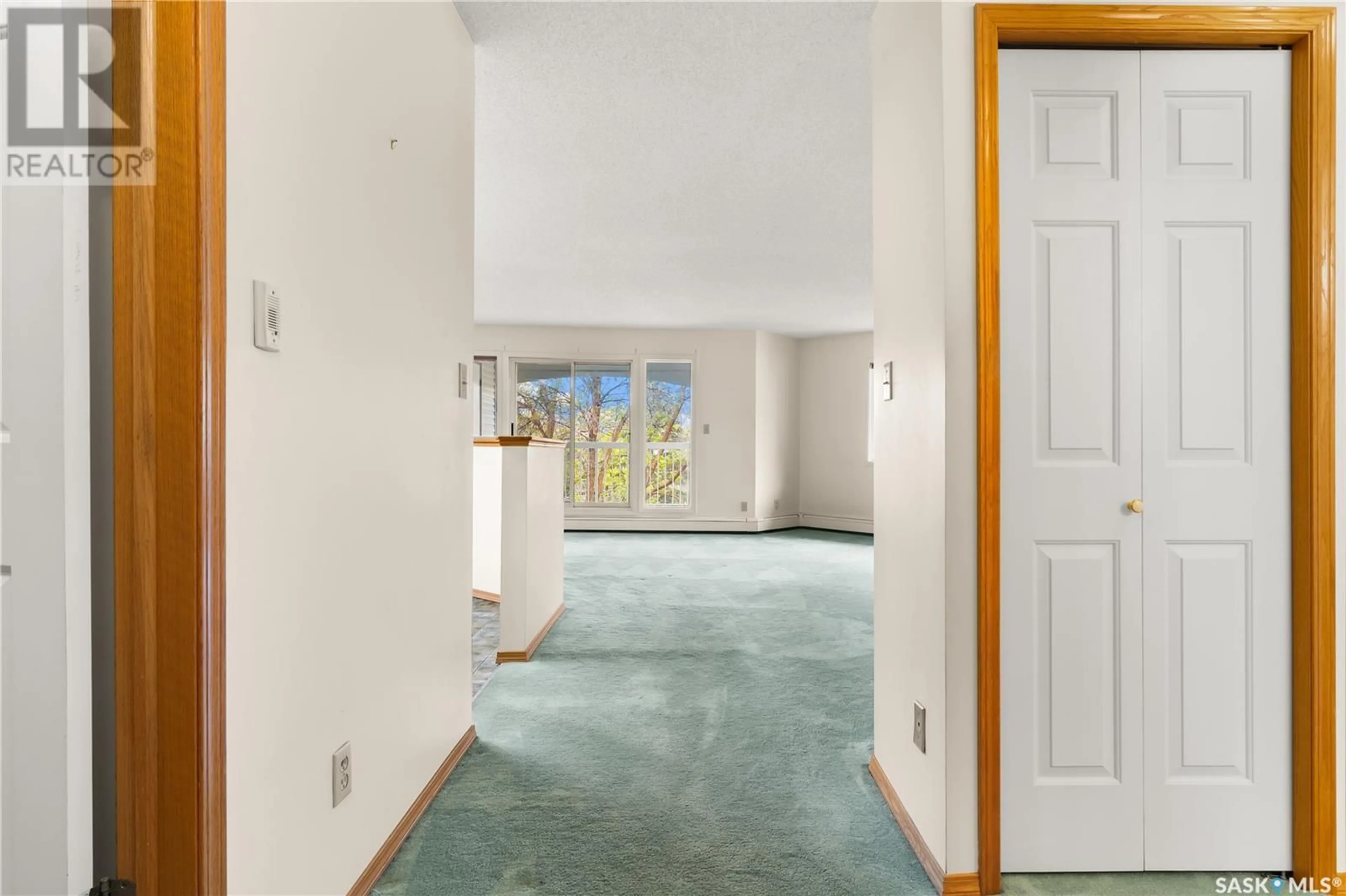 Indoor foyer for 960 - 326 ASSINIBOINE AVENUE, Regina Saskatchewan S4V2P8