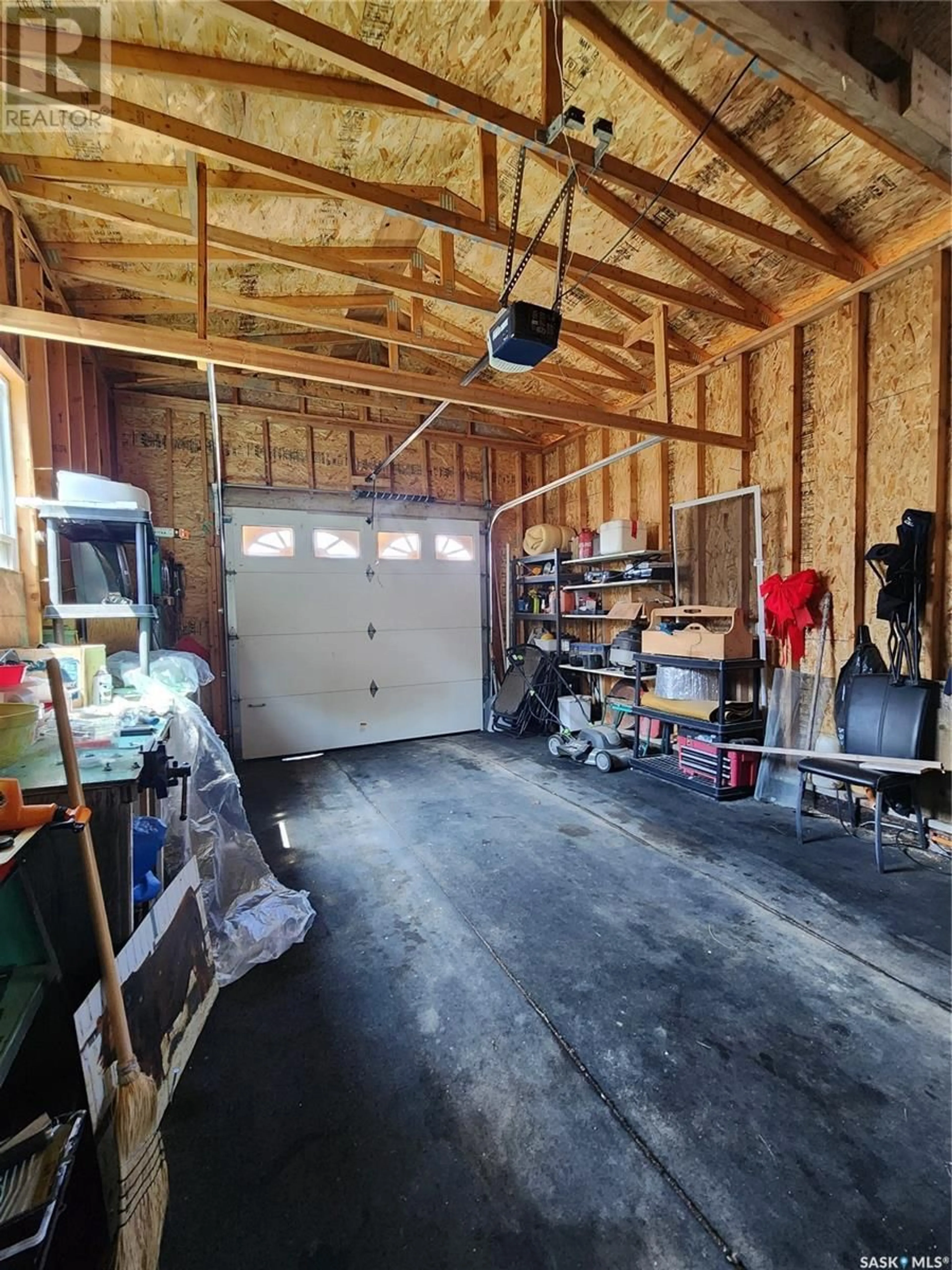 Indoor garage for 32 555 DIELSCHNEIDER ROAD, Melville Saskatchewan S0A2P0