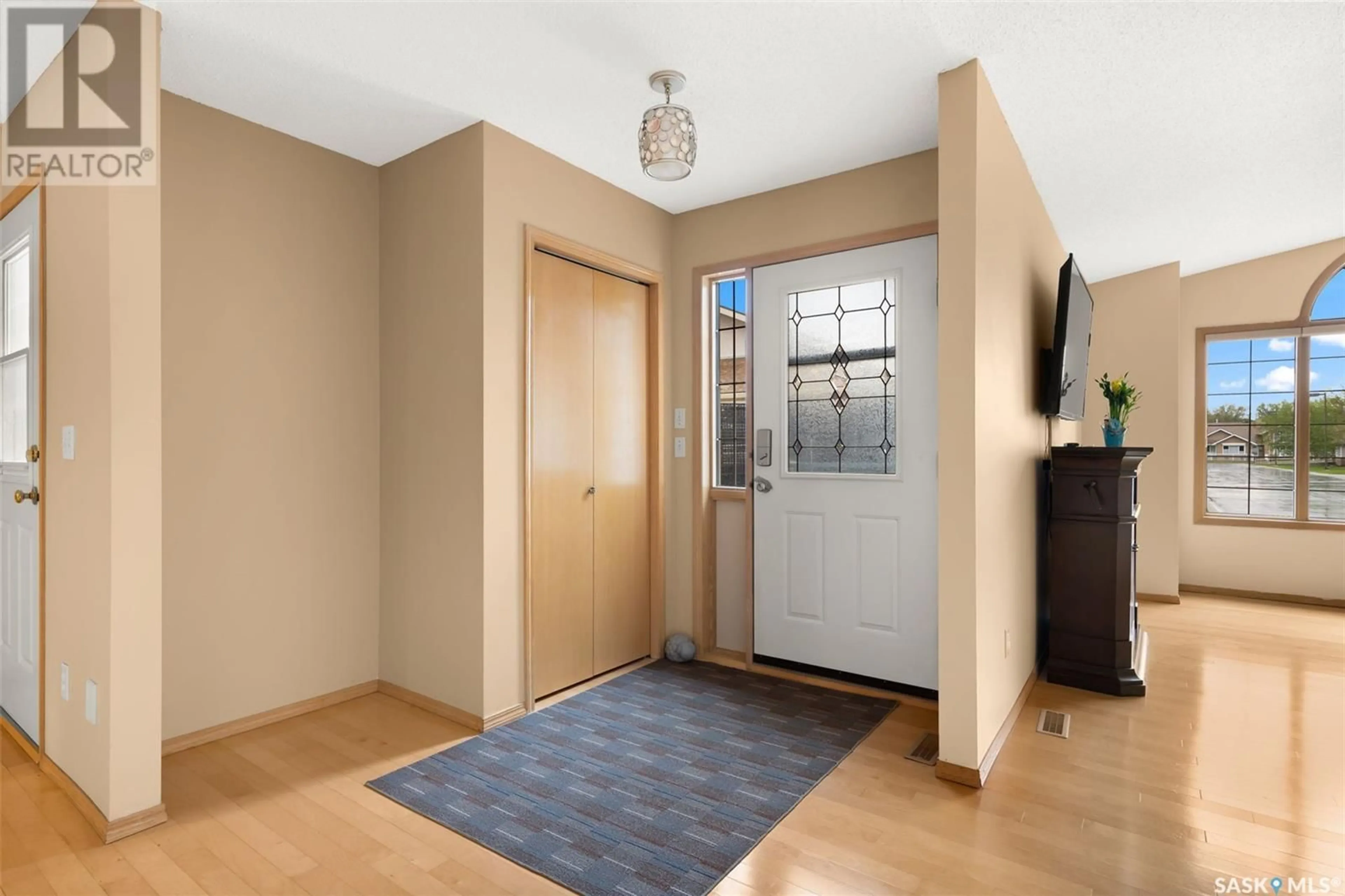Indoor entryway for 56 KENSINGTON CRESCENT, Regina Saskatchewan S4S7G6