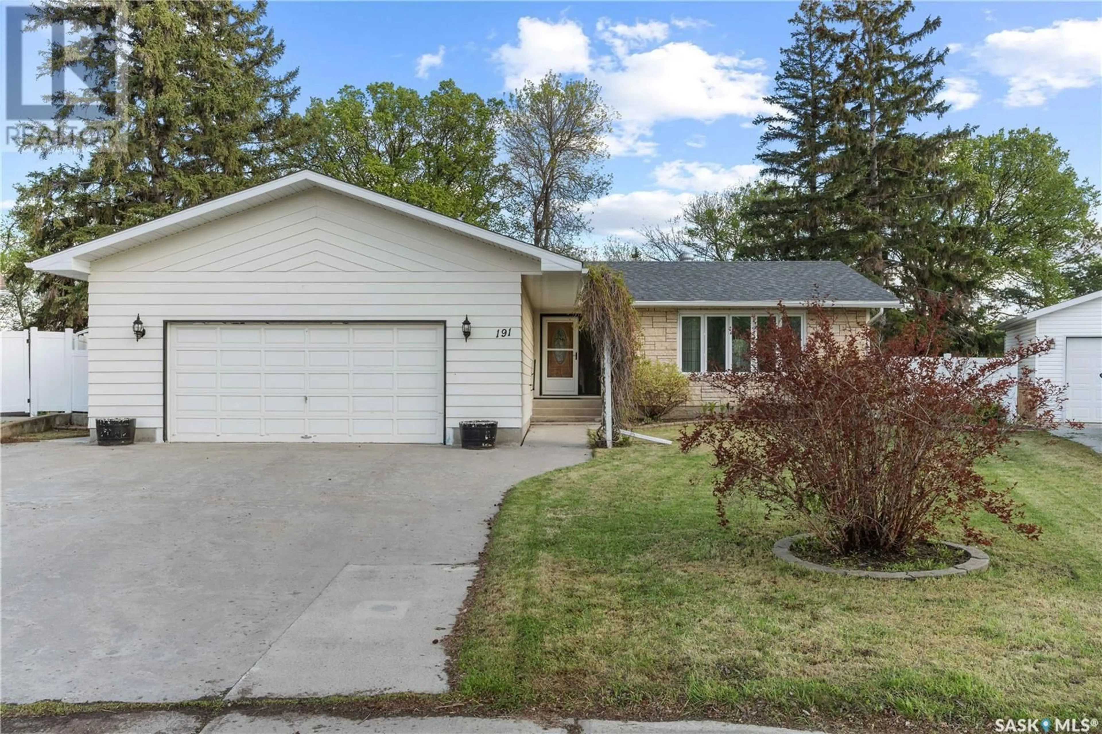 Home with vinyl exterior material, street for 191 MCDOUGALL CRESCENT, Regina Saskatchewan S4S5M6