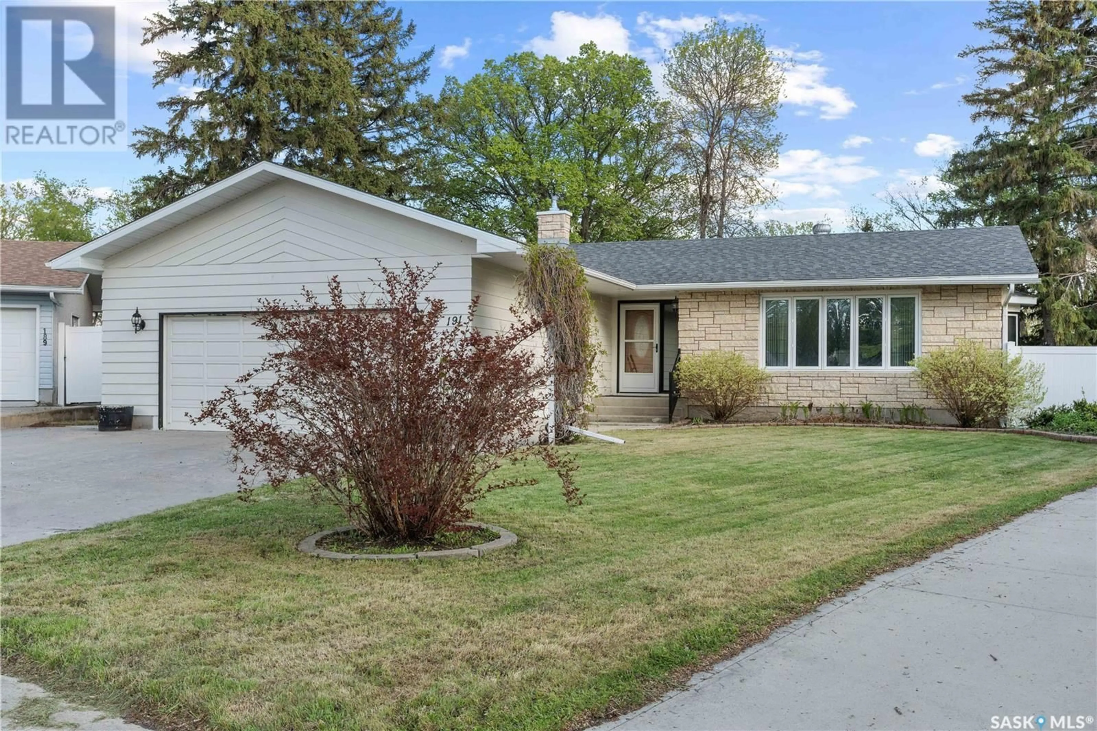 Home with vinyl exterior material, street for 191 MCDOUGALL CRESCENT, Regina Saskatchewan S4S5M6
