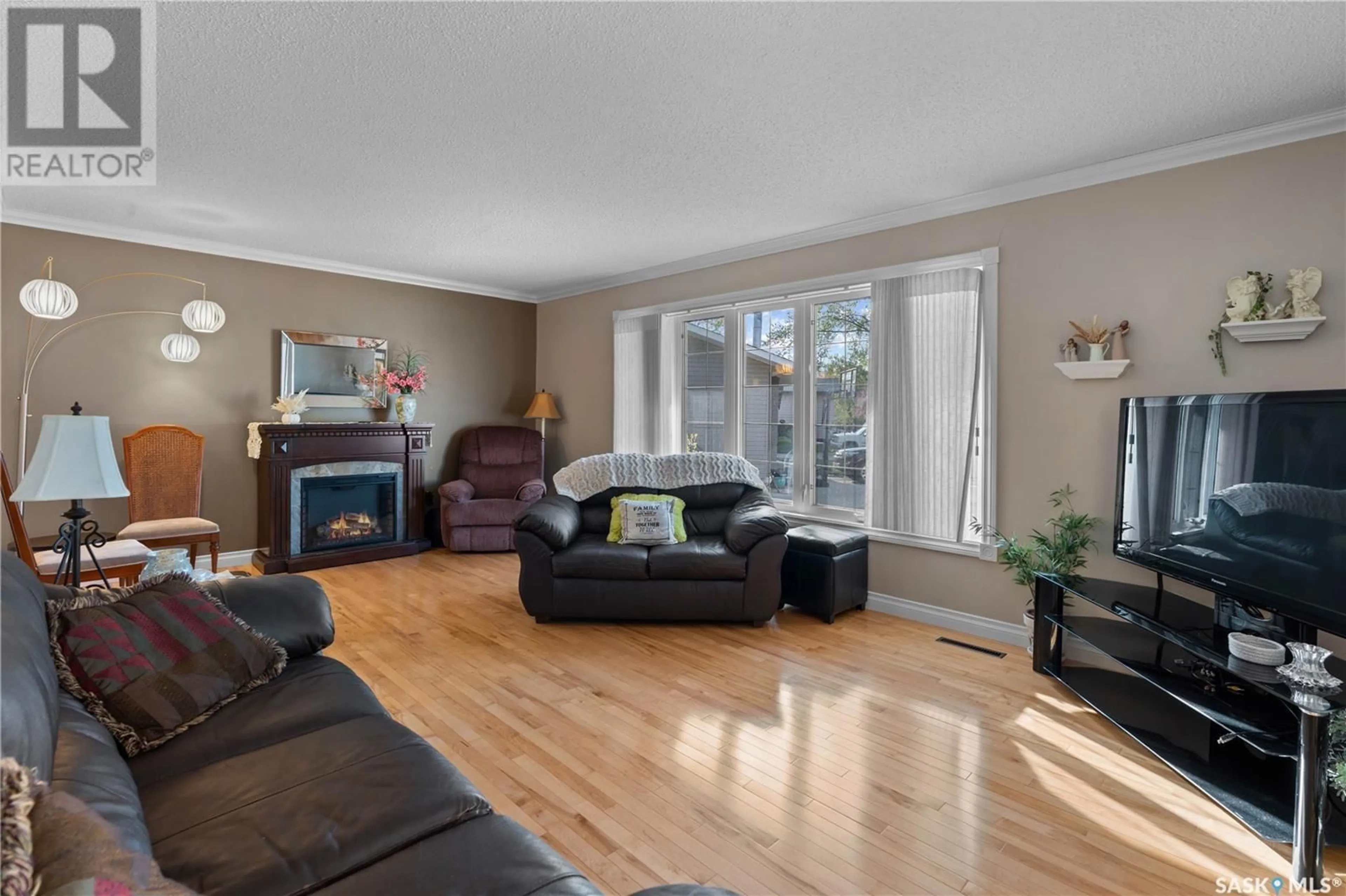 Living room with furniture, wood/laminate floor for 191 MCDOUGALL CRESCENT, Regina Saskatchewan S4S5M6