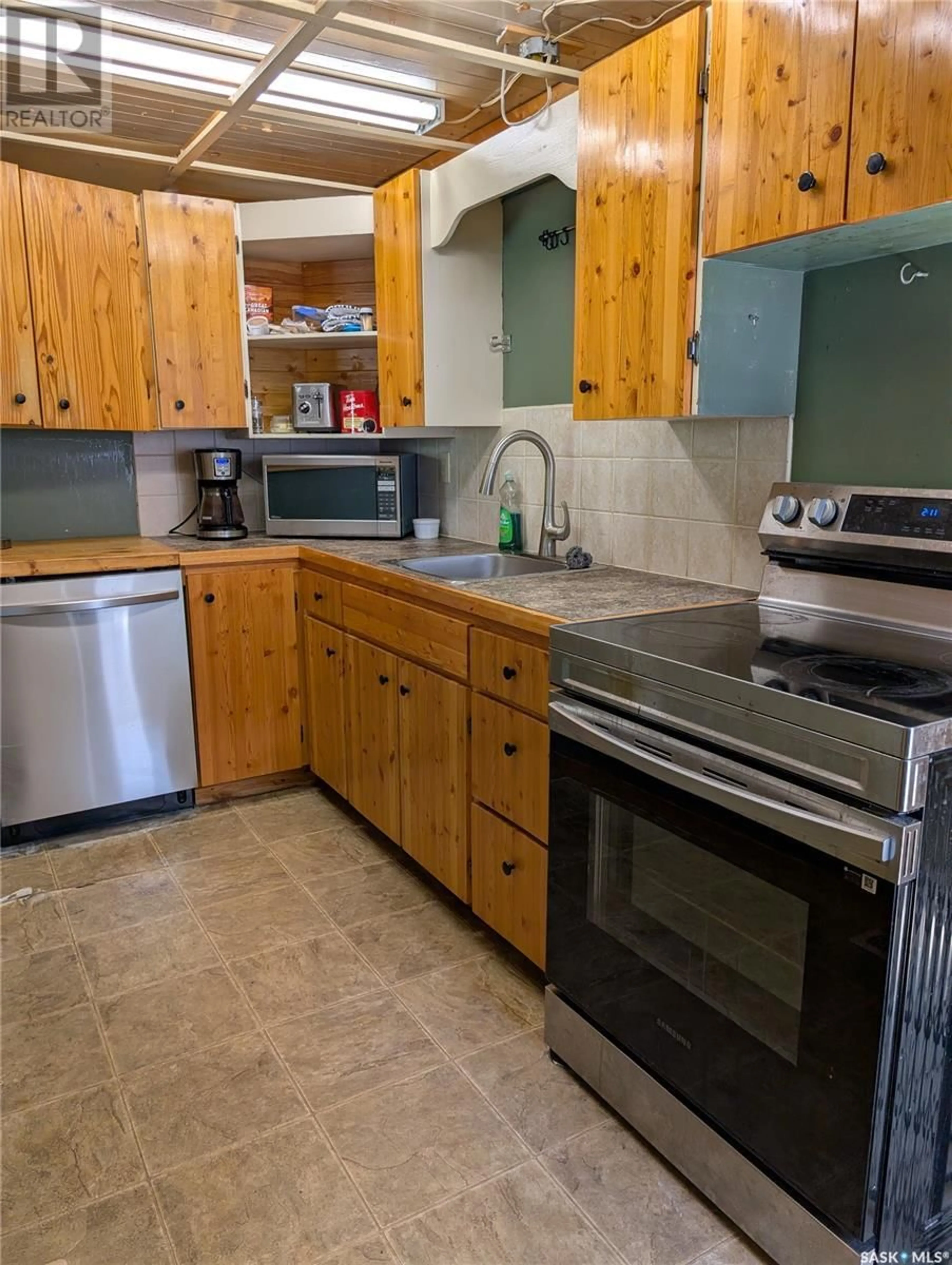 Standard kitchen, unknown for 2049 EDGAR STREET, Regina Saskatchewan S4N3K5