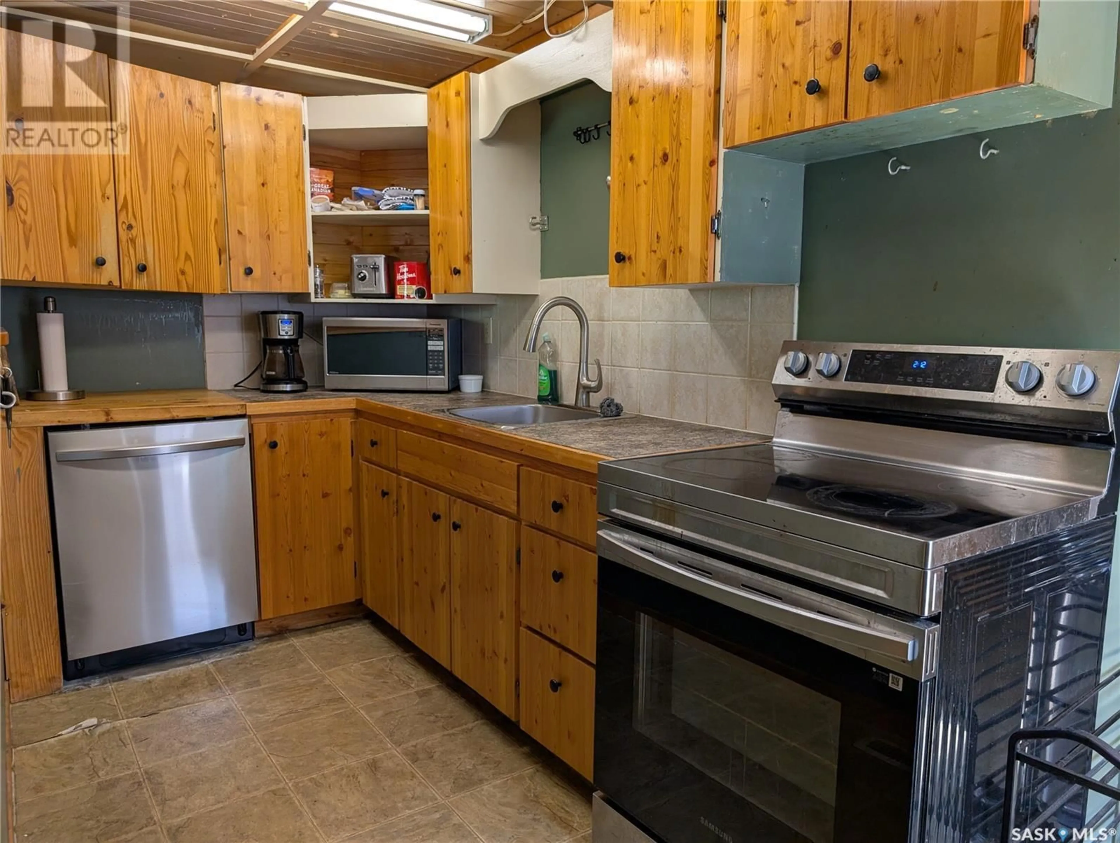 Standard kitchen, unknown for 2049 EDGAR STREET, Regina Saskatchewan S4N3K5