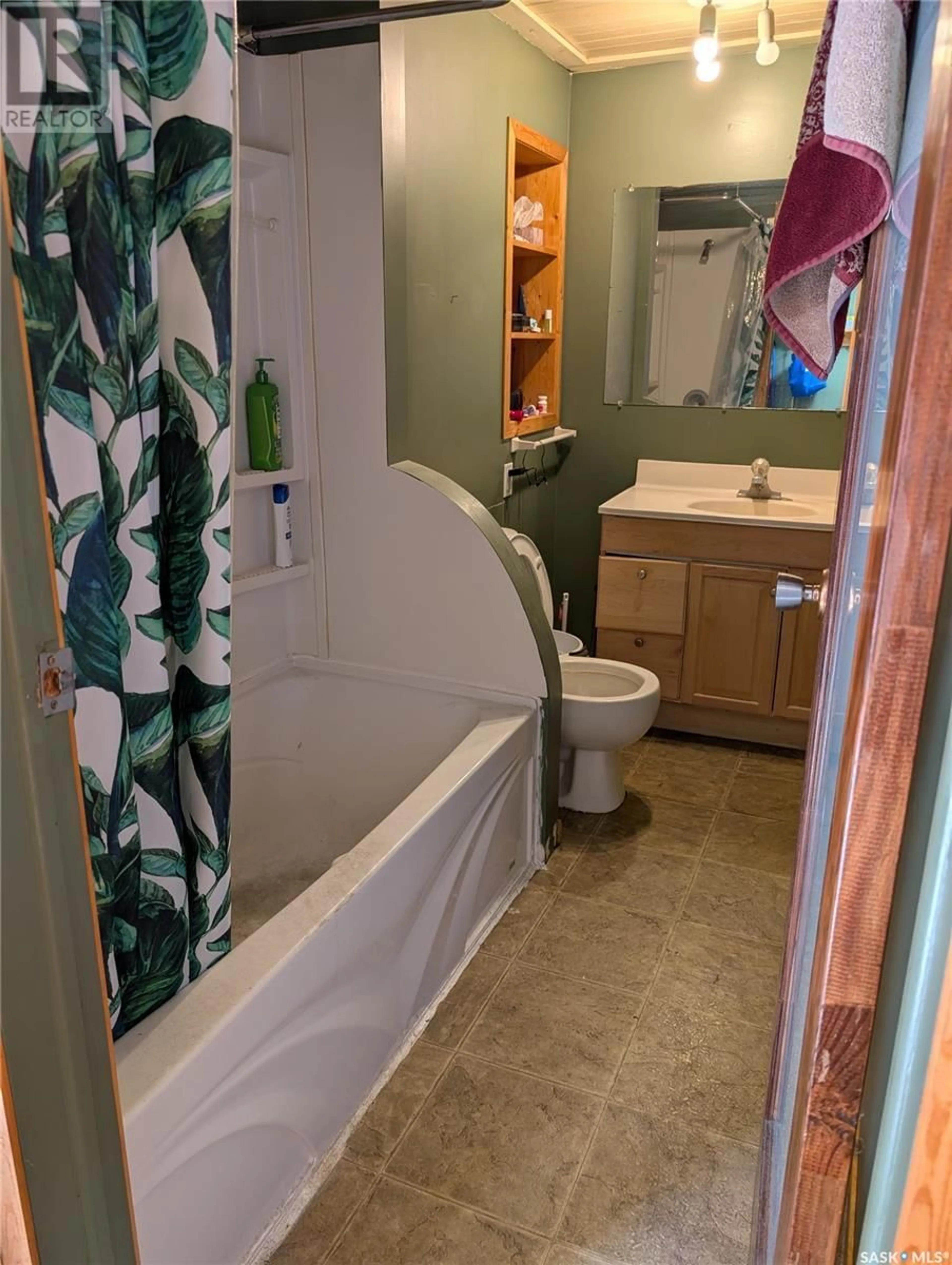 Standard bathroom, unknown for 2049 EDGAR STREET, Regina Saskatchewan S4N3K5