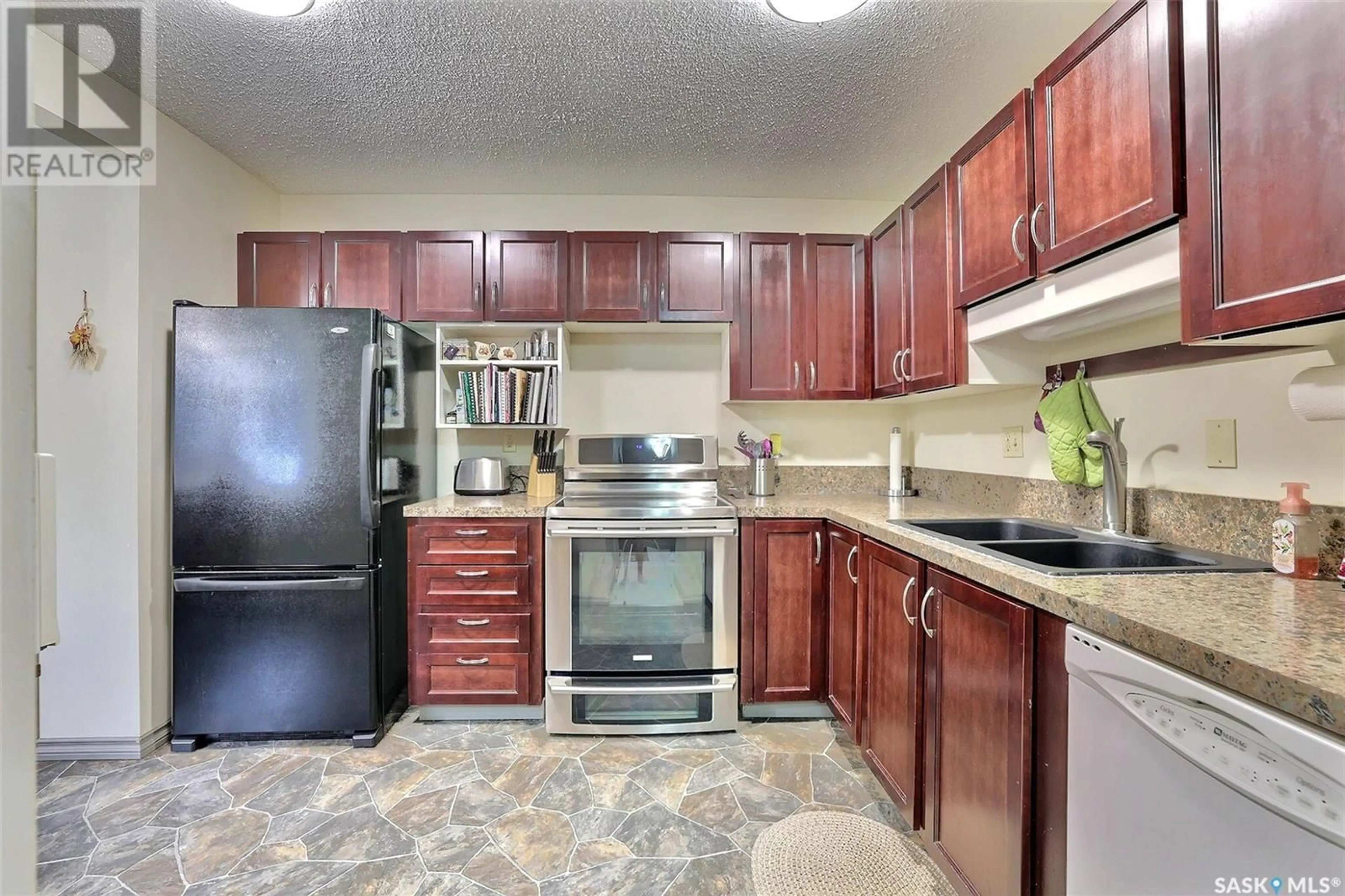 Standard kitchen, ceramic/tile floor for 47 LAVERENDRYE WAY, Regina Saskatchewan S4S5Z6
