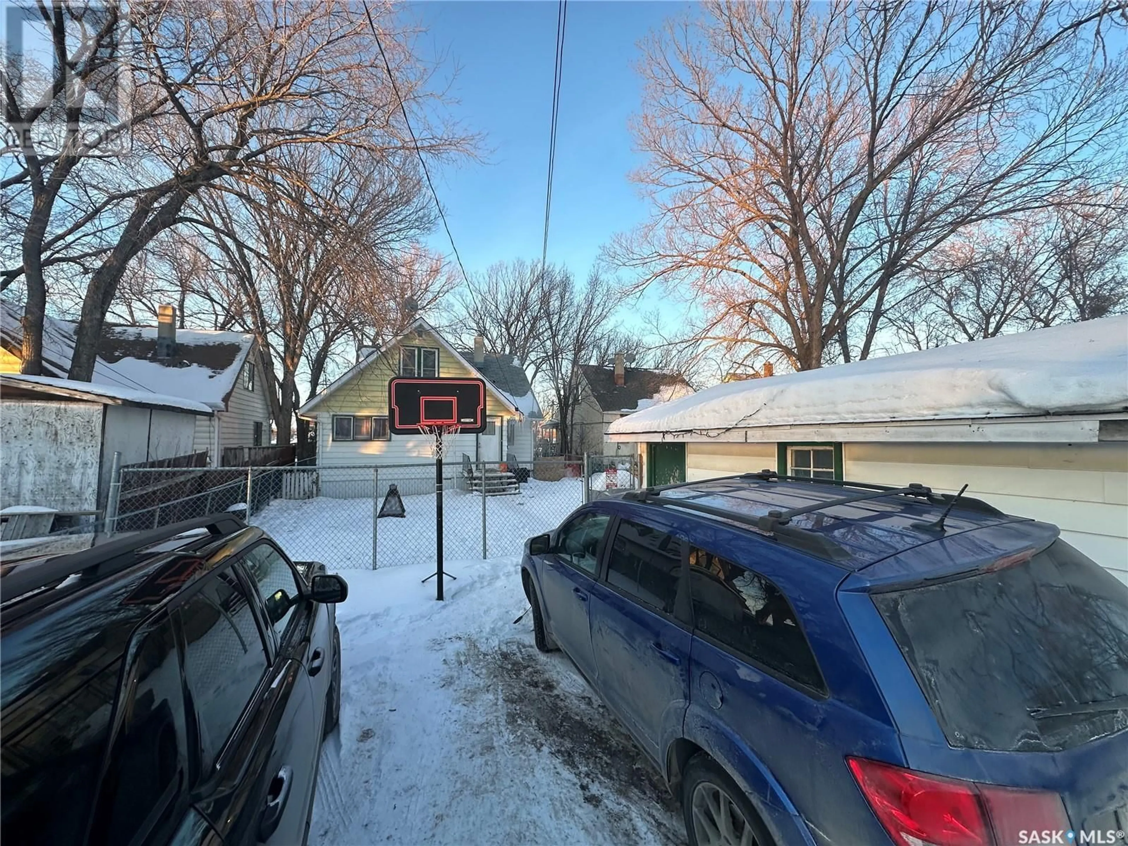 A pic from outside/outdoor area/front of a property/back of a property/a pic from drone, street for 4237 4TH AVENUE, Regina Saskatchewan S4T0H7