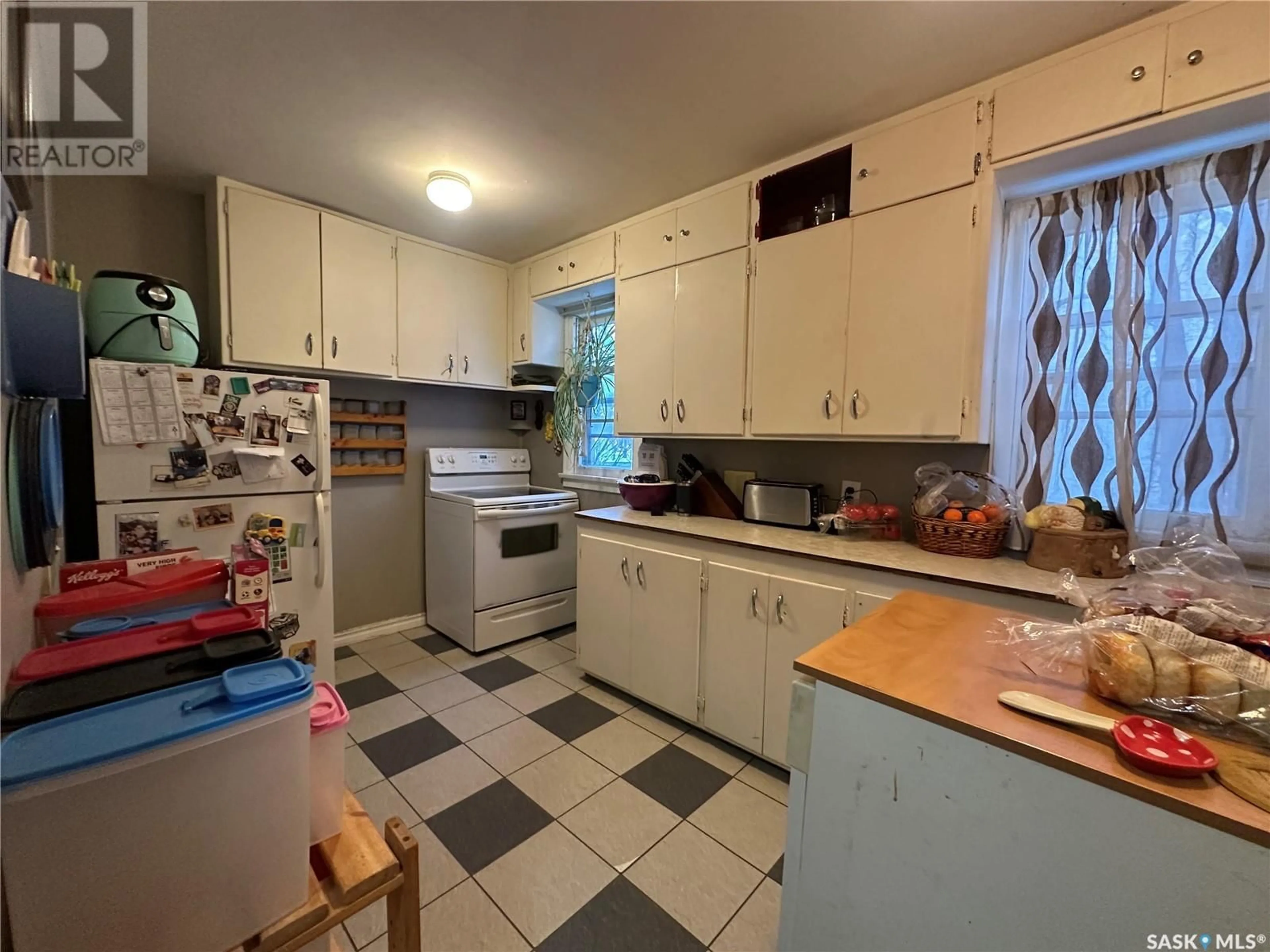Standard kitchen, unknown for 4237 4TH AVENUE, Regina Saskatchewan S4T0H7